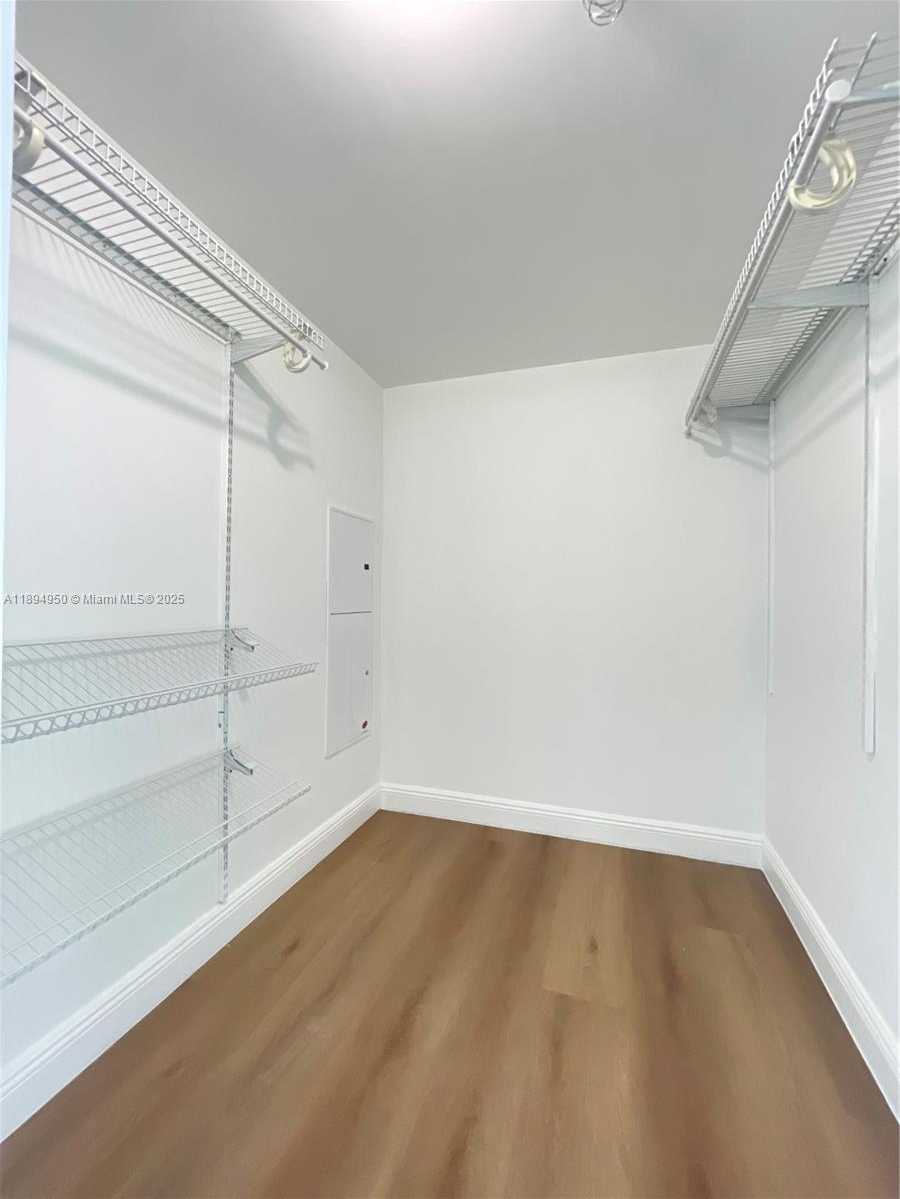 Small Image of 185 NW 7th St, Miami, FL 33136, USA Number 12