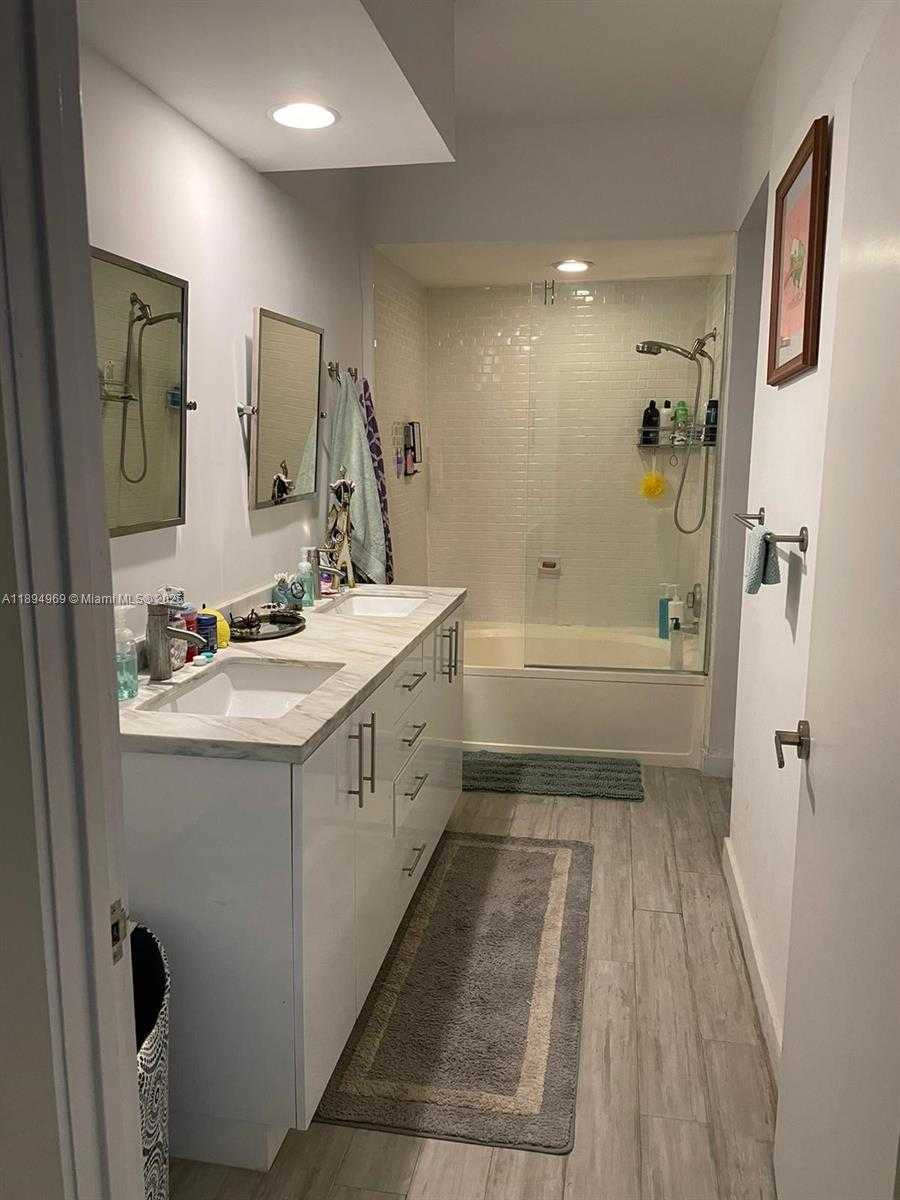 Small Image of Aventura Number 10