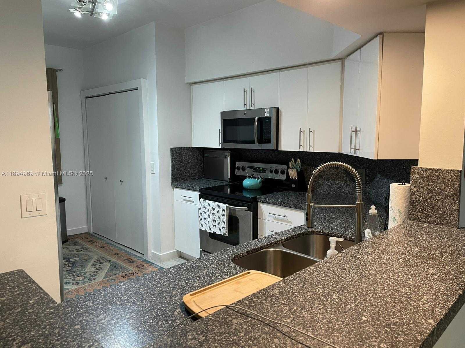 Small Image of Aventura Number 11
