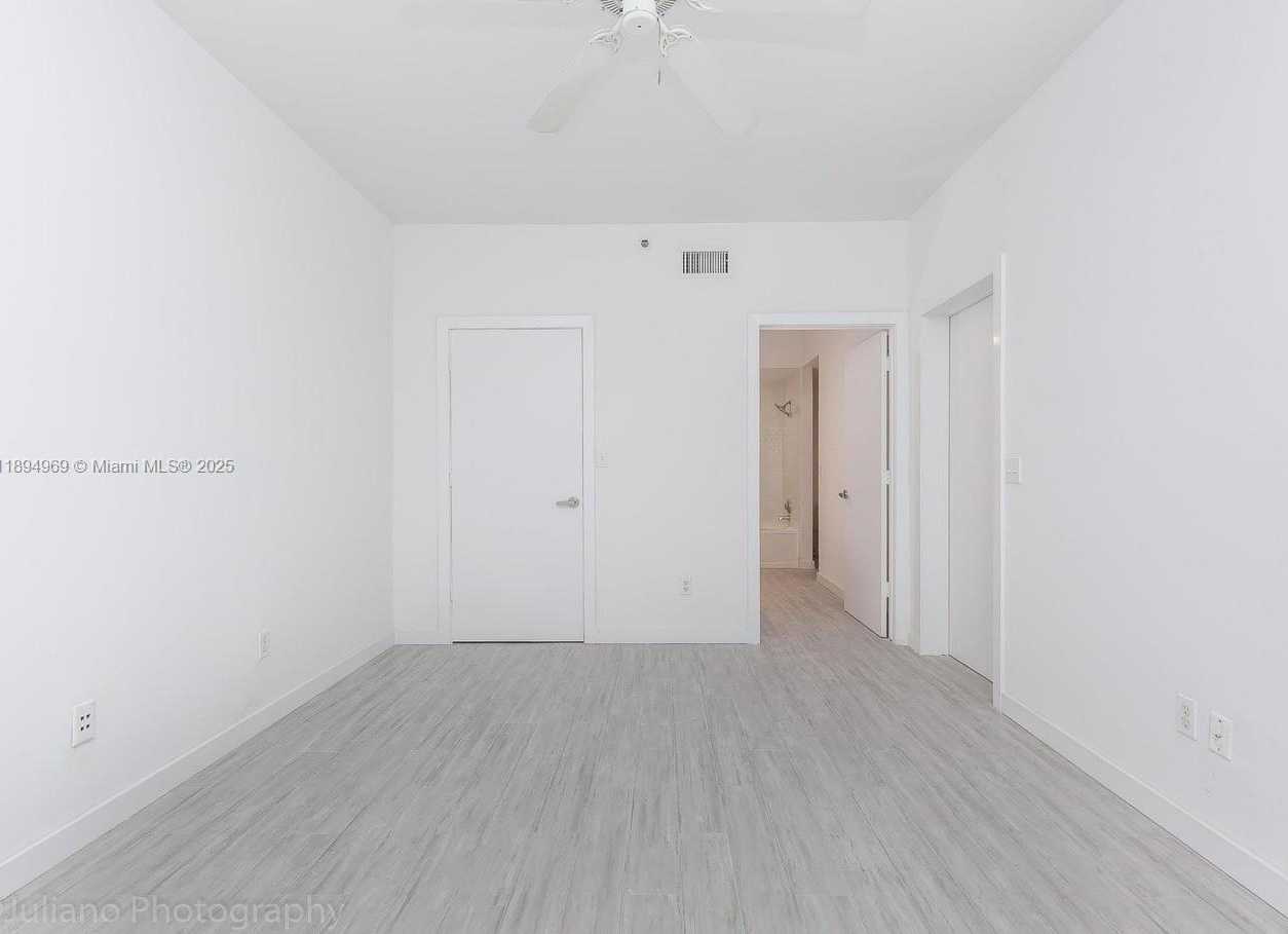 Small Image of Aventura Number 13