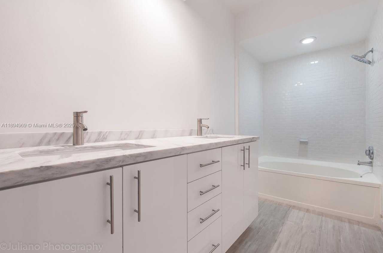 Small Image of Aventura Number 15