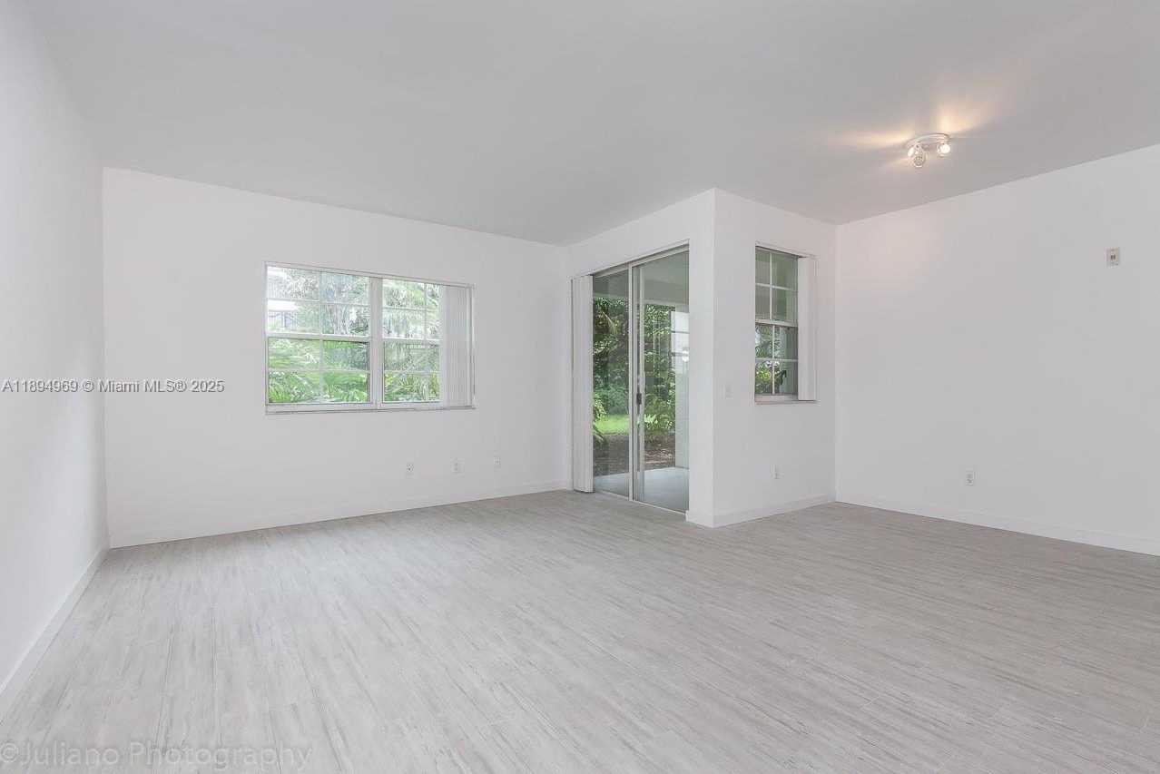 Small Image of Aventura Number 16