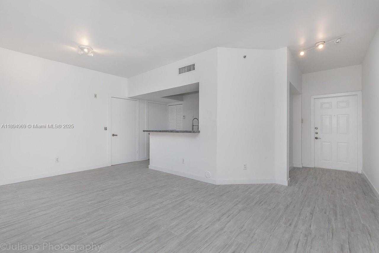 Small Image of Aventura Number 18