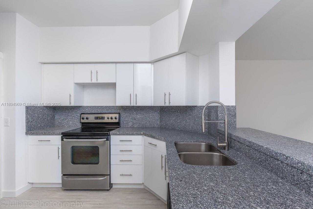Small Image of Aventura Number 23