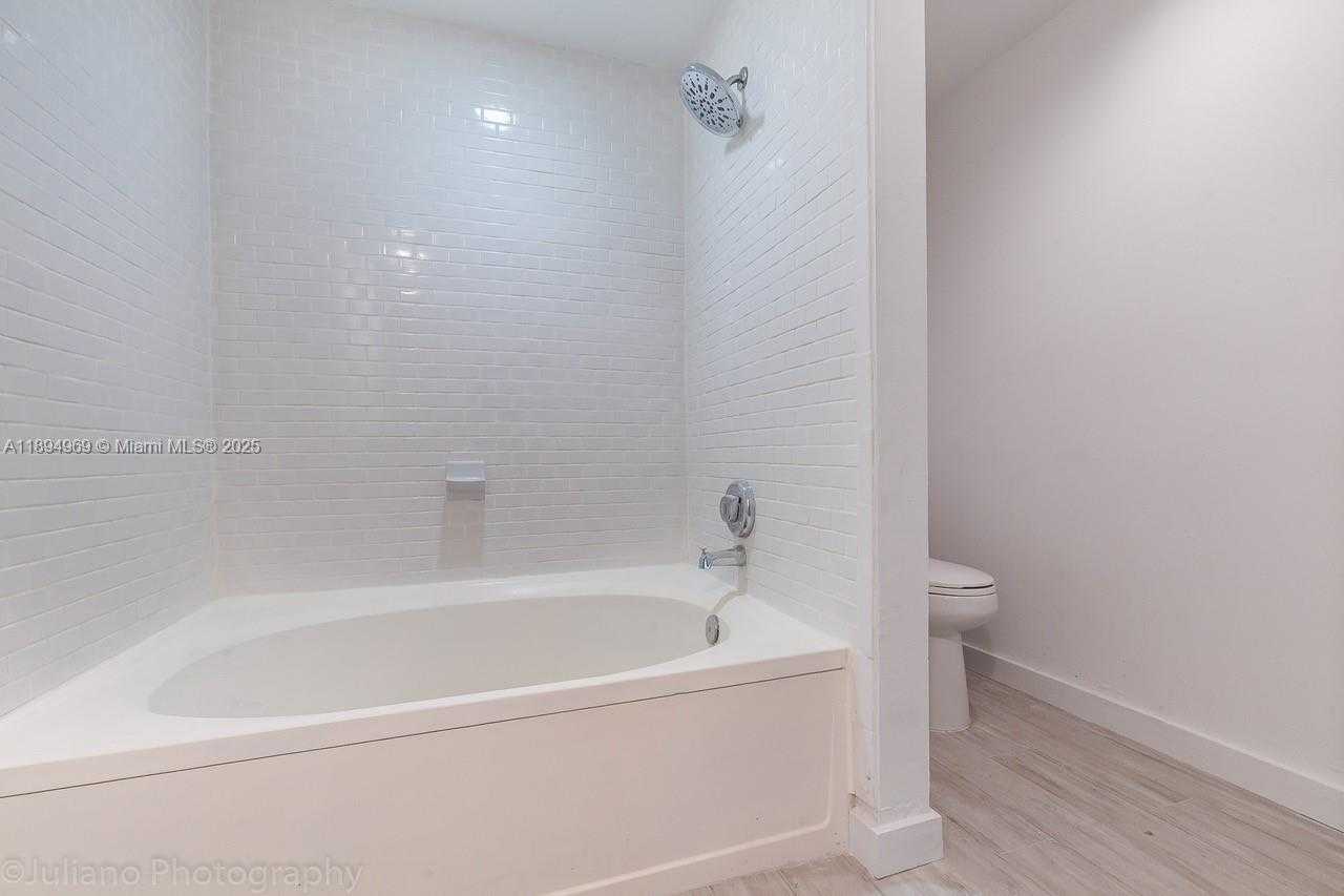 Small Image of Aventura Number 24