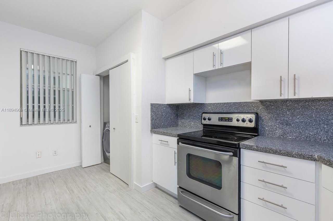 Small Image of Aventura Number 25