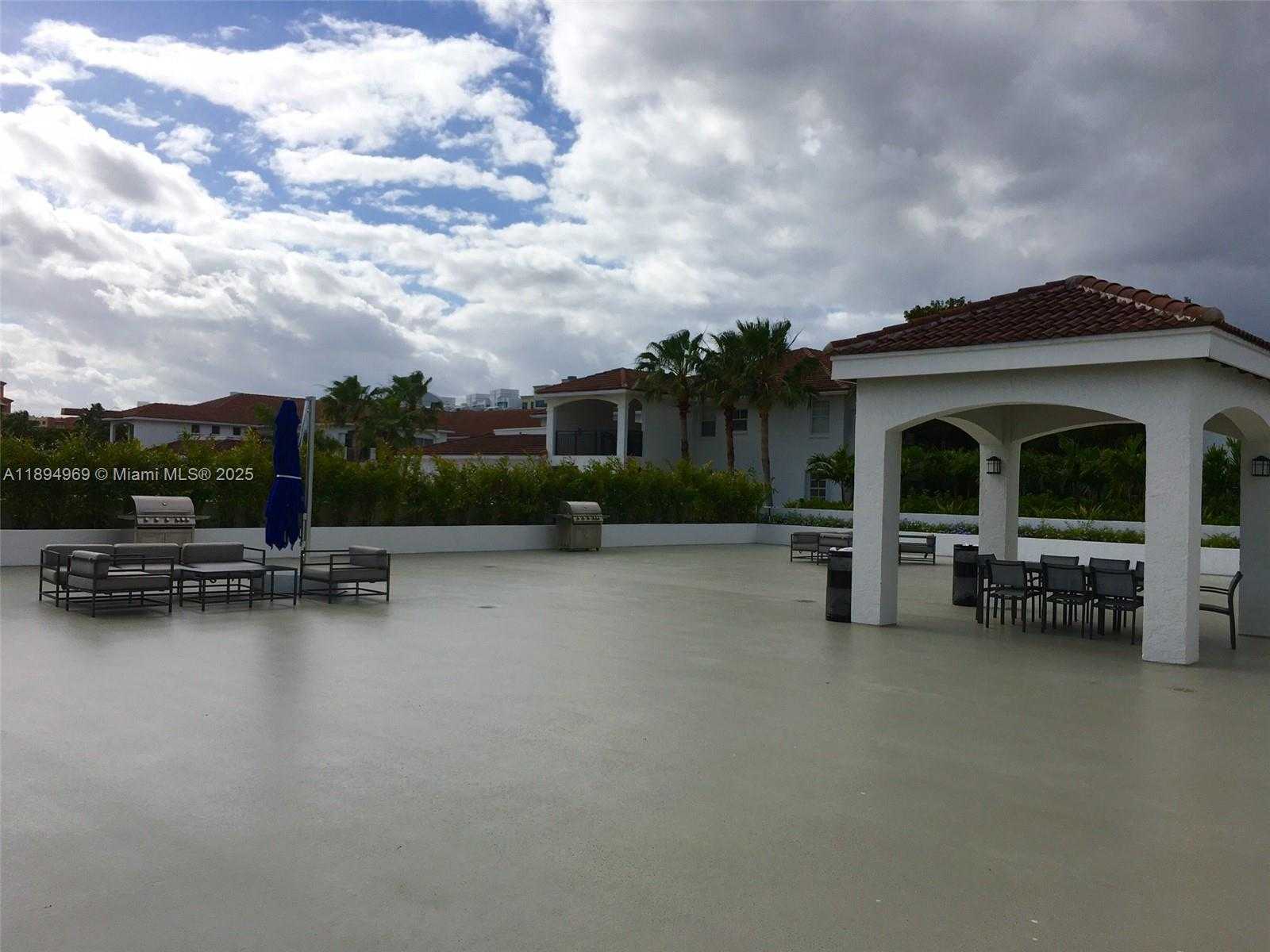 Small Image of Aventura Number 33