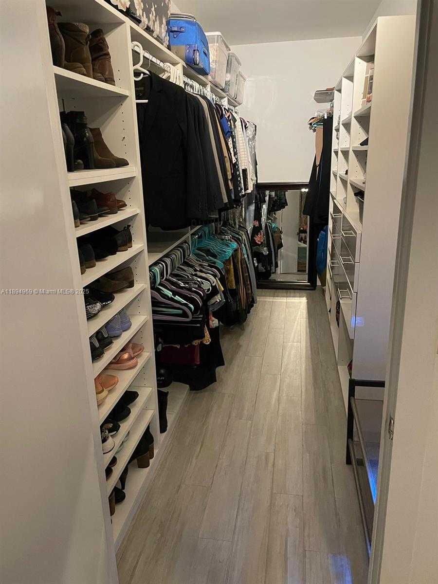 Small Image of Aventura Number 41