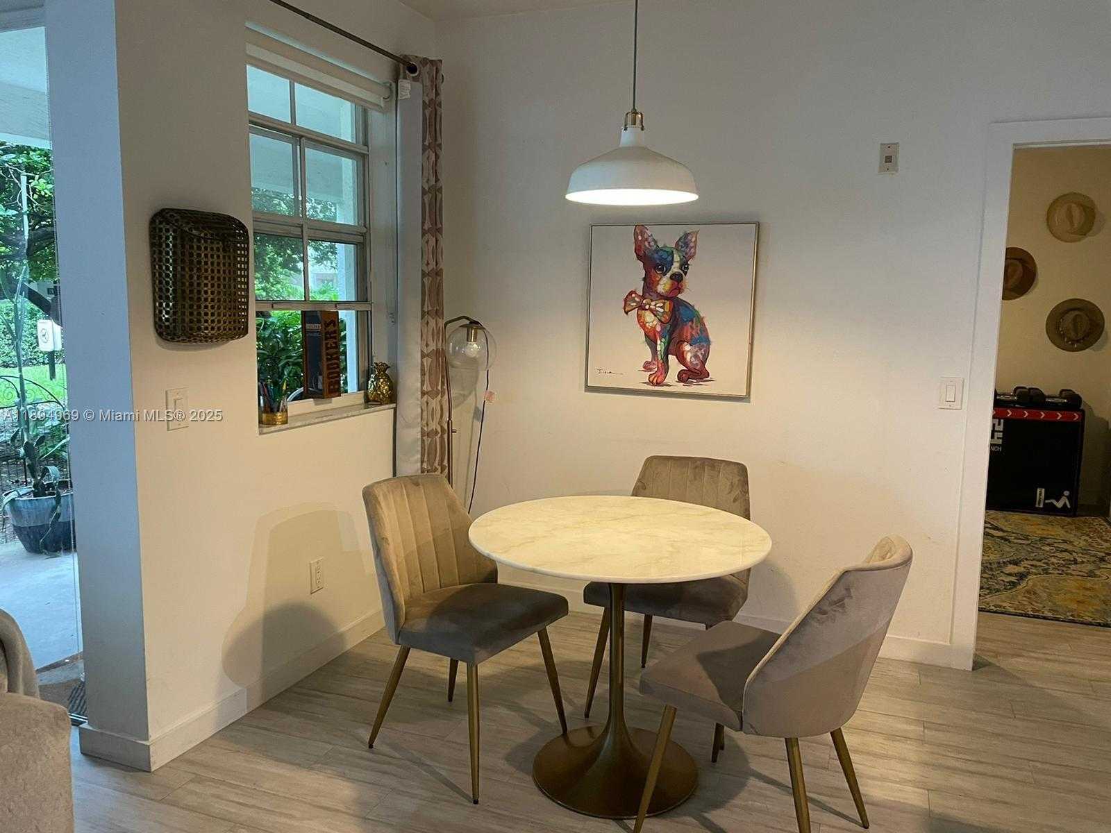 Small Image of Aventura Number 7