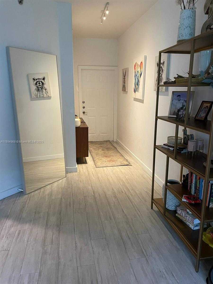 Small Image of Aventura Number 9
