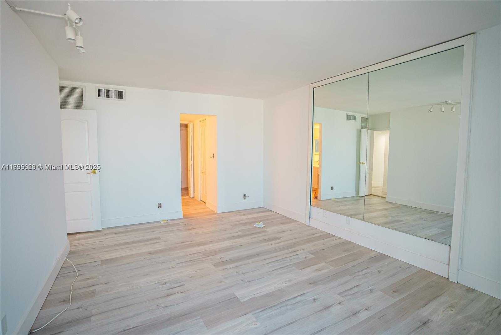 Small Image of 100 BAYVIEW DR #2028, Sunny Isles Beach Number 15