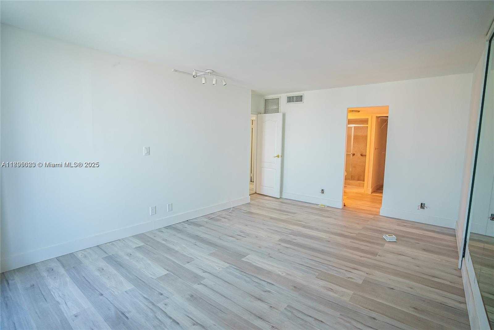 Small Image of 100 BAYVIEW DR #2028, Sunny Isles Beach Number 16