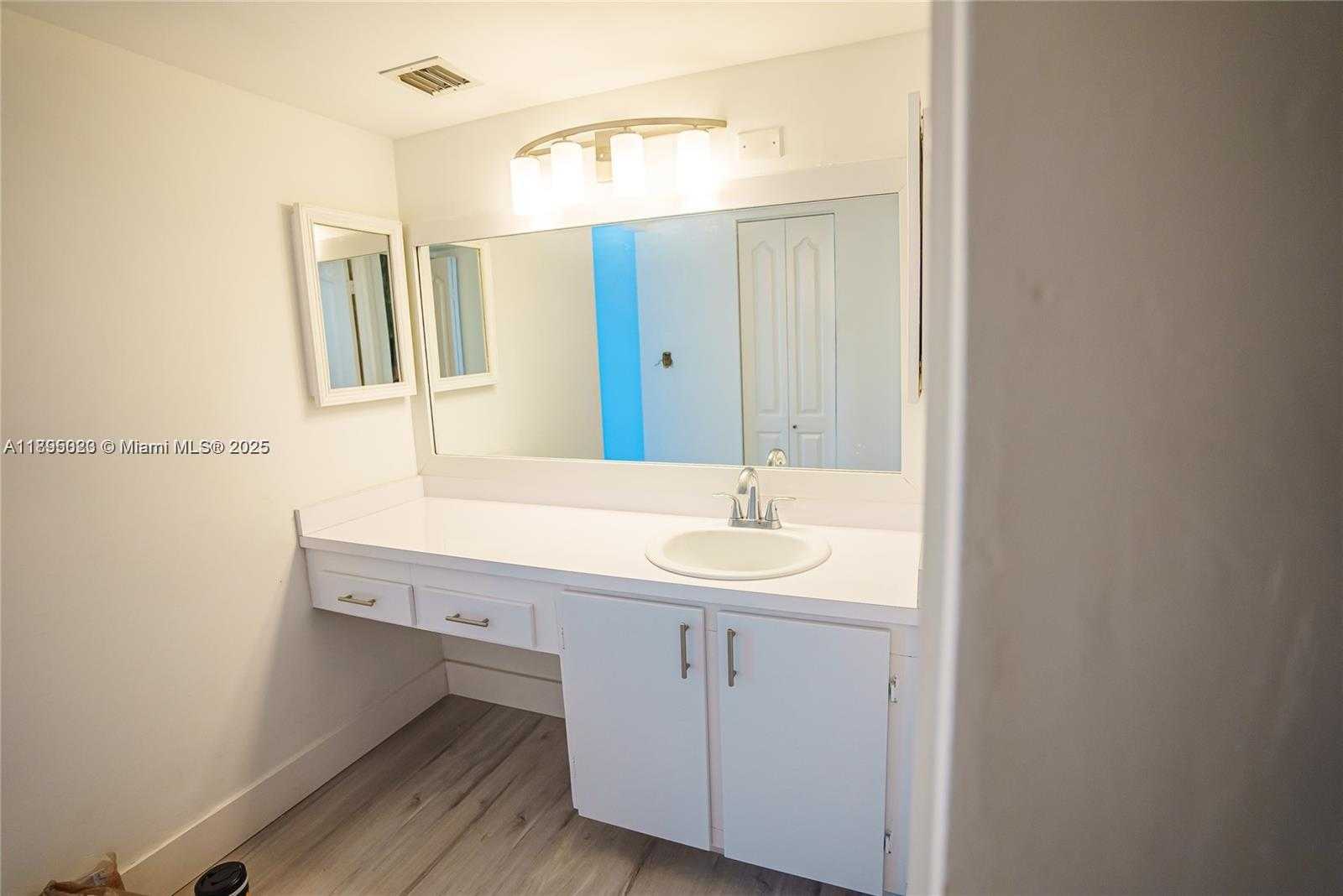 Small Image of 100 BAYVIEW DR #2028, Sunny Isles Beach Number 19