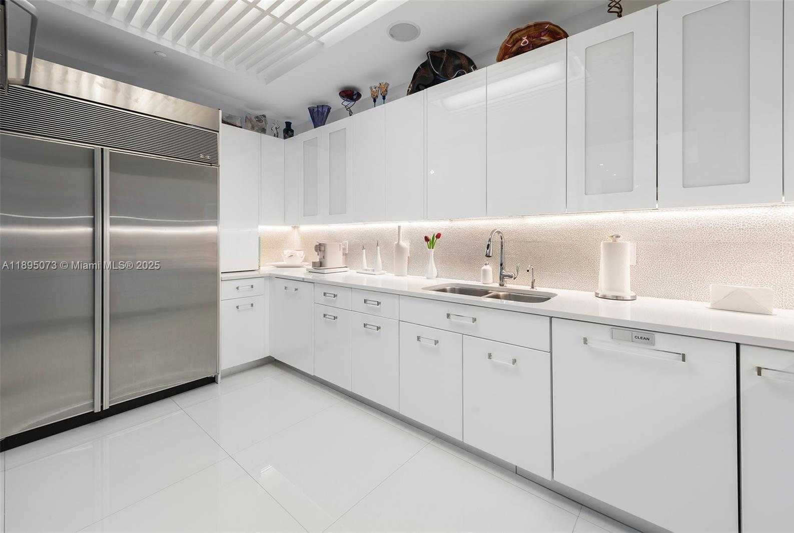 Small Image of 100 SOUTH POINTE DR #1707, Miami Beach Number 12