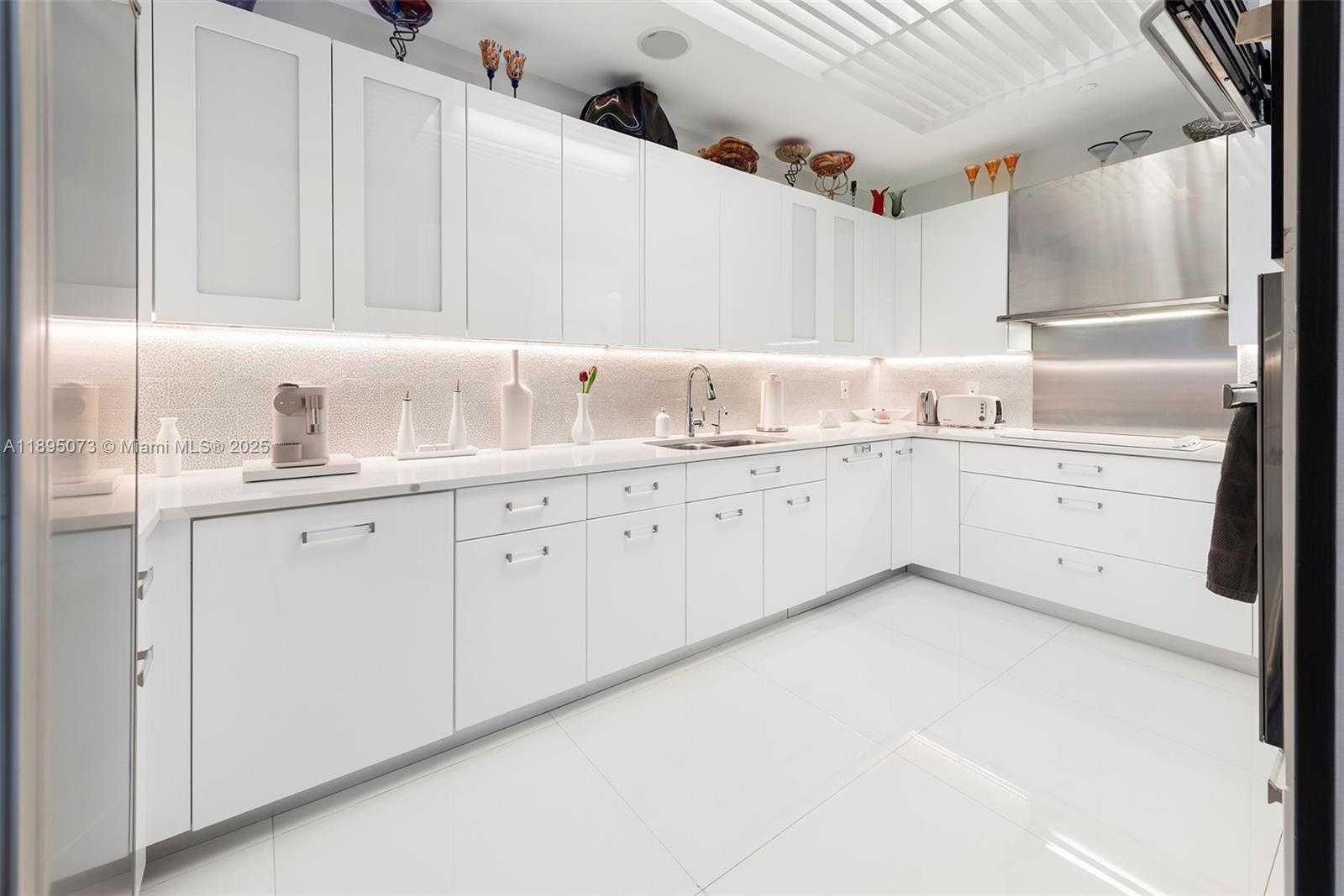 Small Image of 100 SOUTH POINTE DR #1707, Miami Beach Number 13