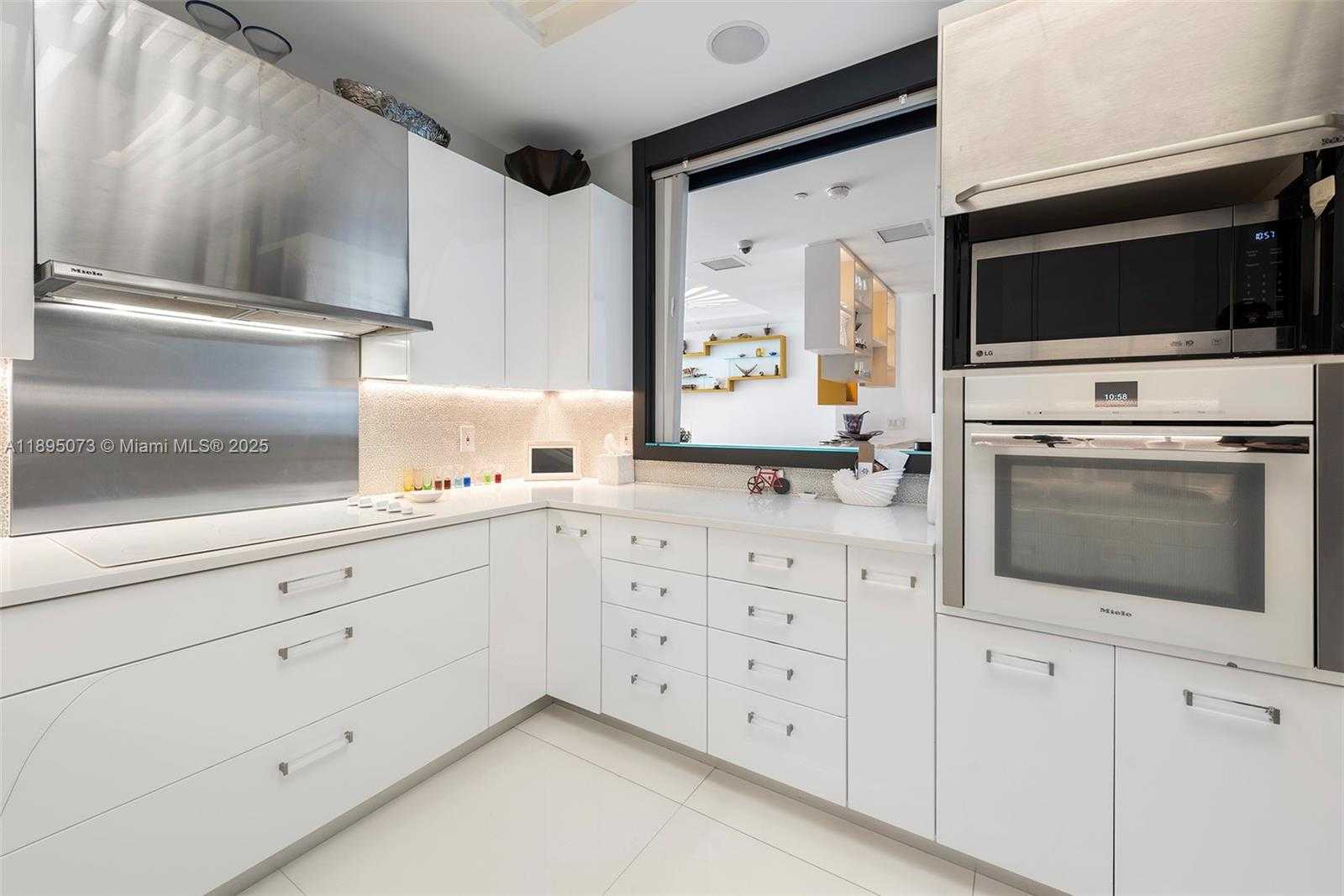 Small Image of 100 SOUTH POINTE DR #1707, Miami Beach Number 14