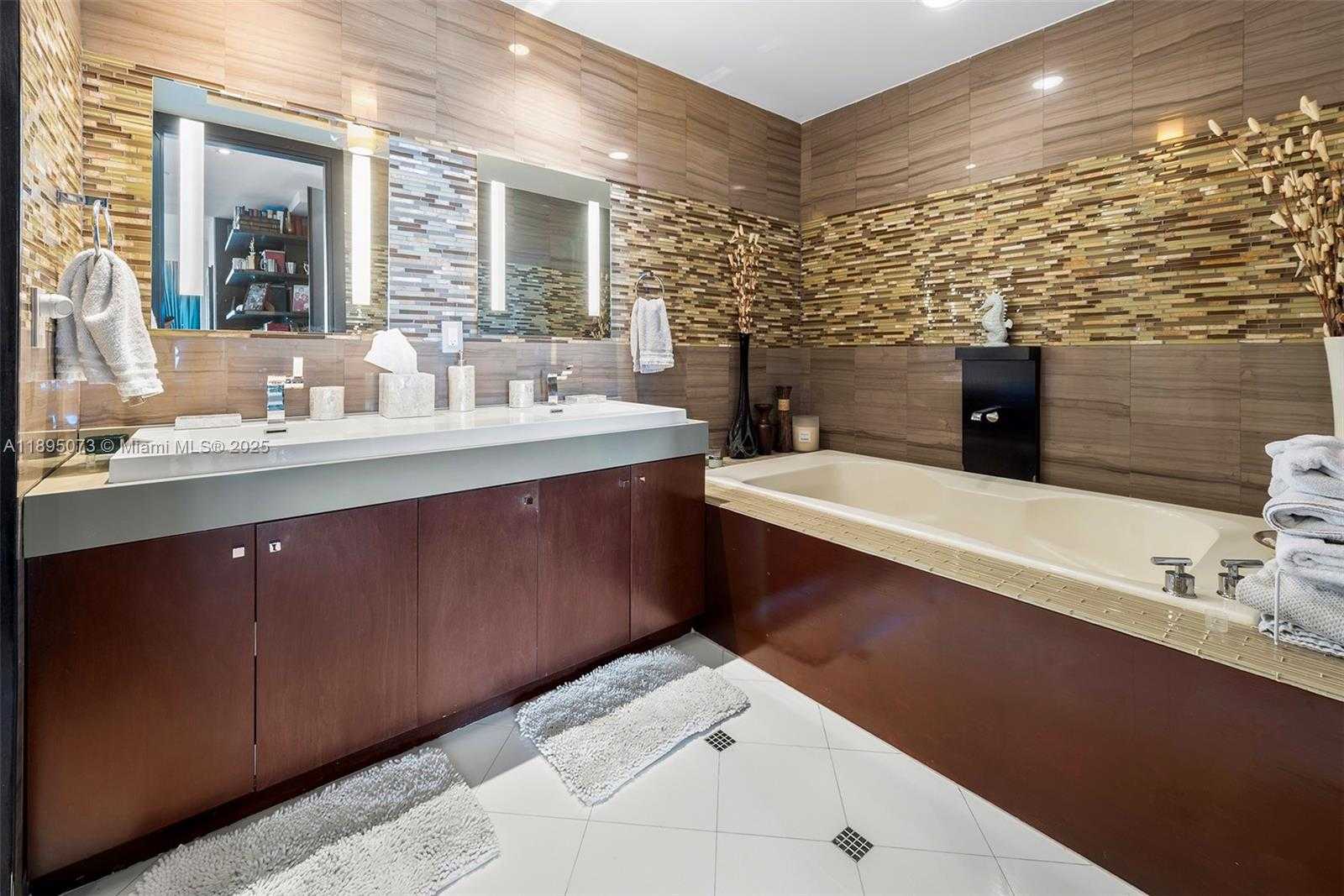 Small Image of 100 SOUTH POINTE DR #1707, Miami Beach Number 18
