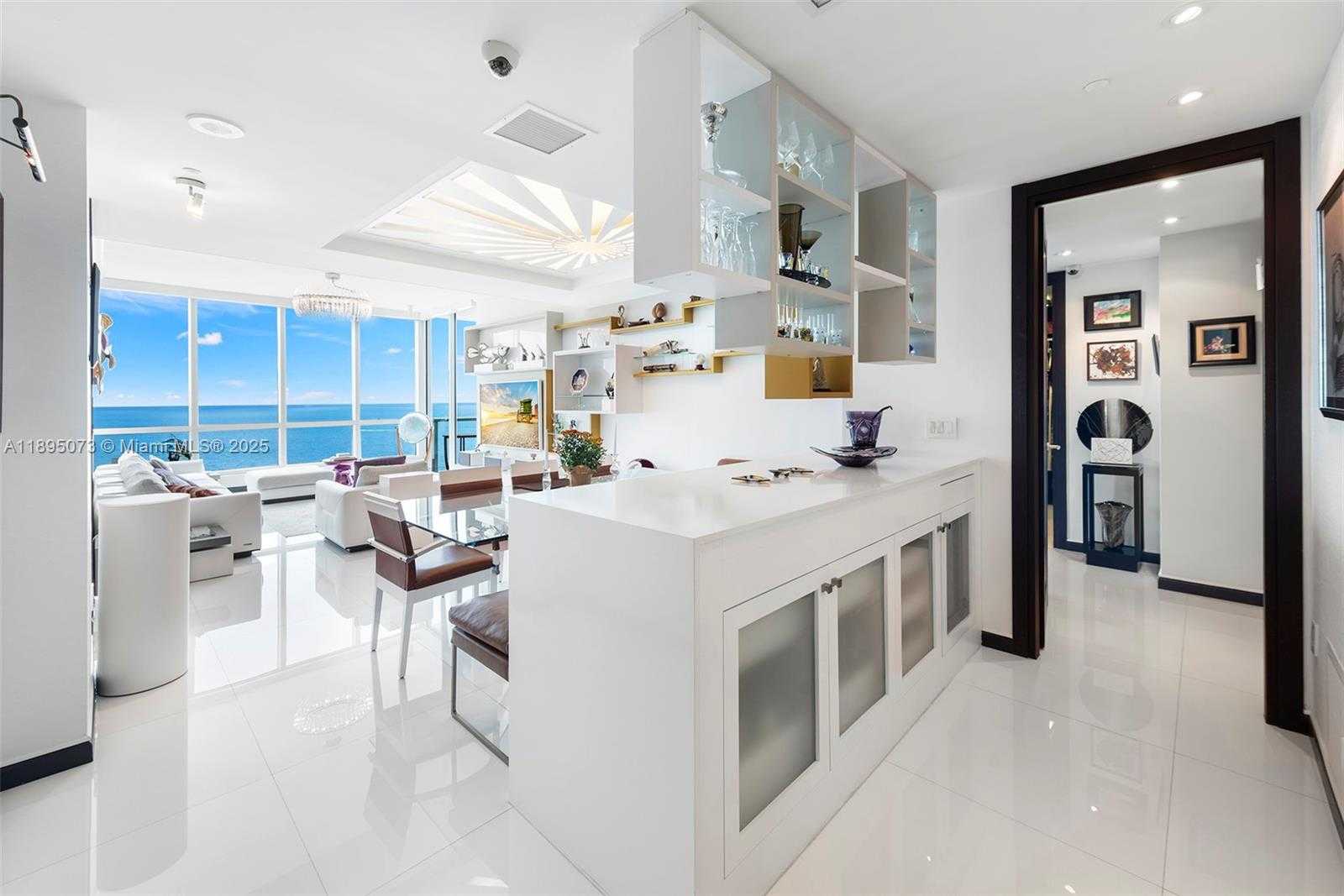Small Image of 100 SOUTH POINTE DR #1707, Miami Beach Number 30