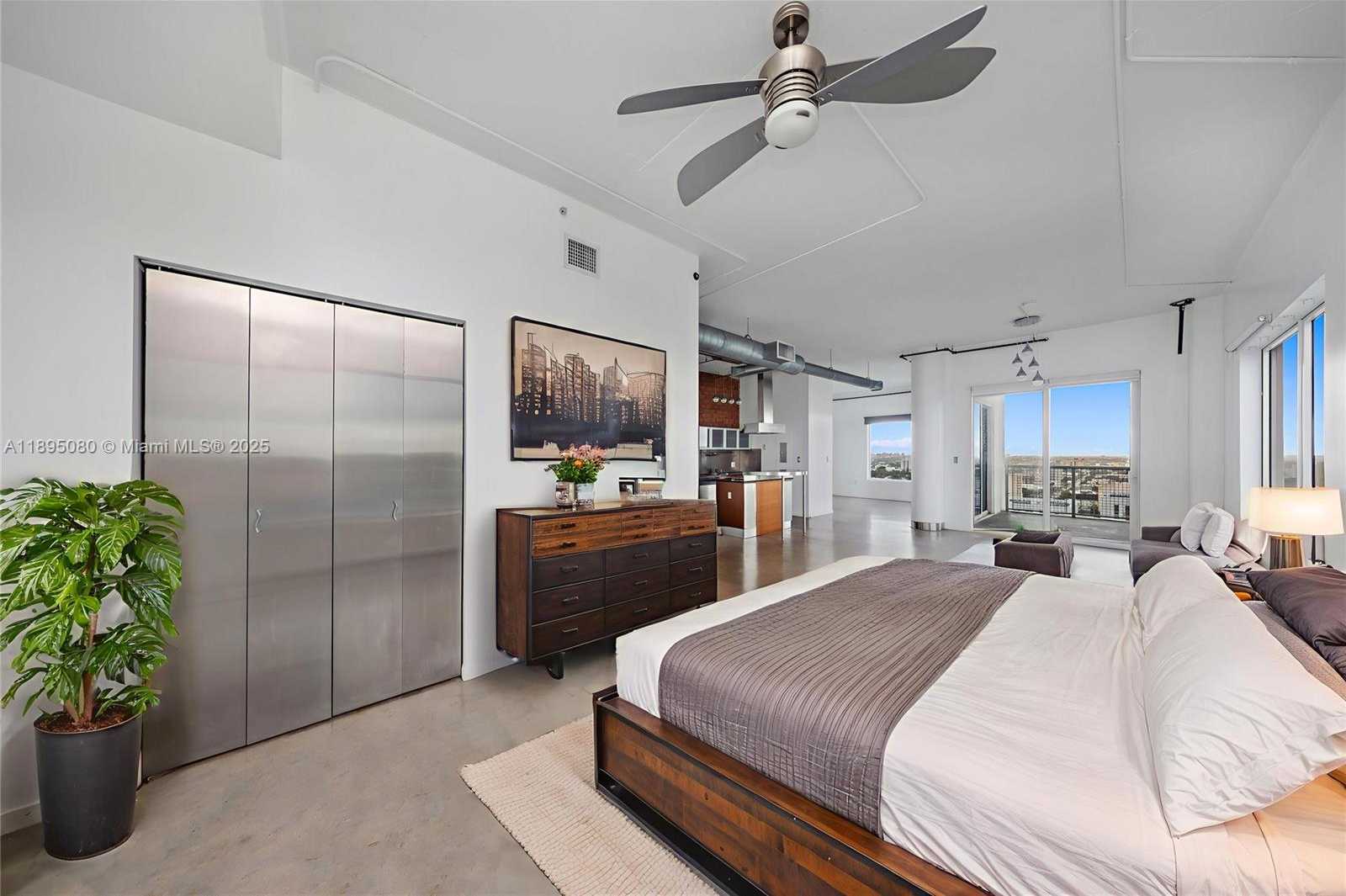 Small Image of 10 SOUTH WEST SOUTH RIVER DR #PHI15, Miami Number 4