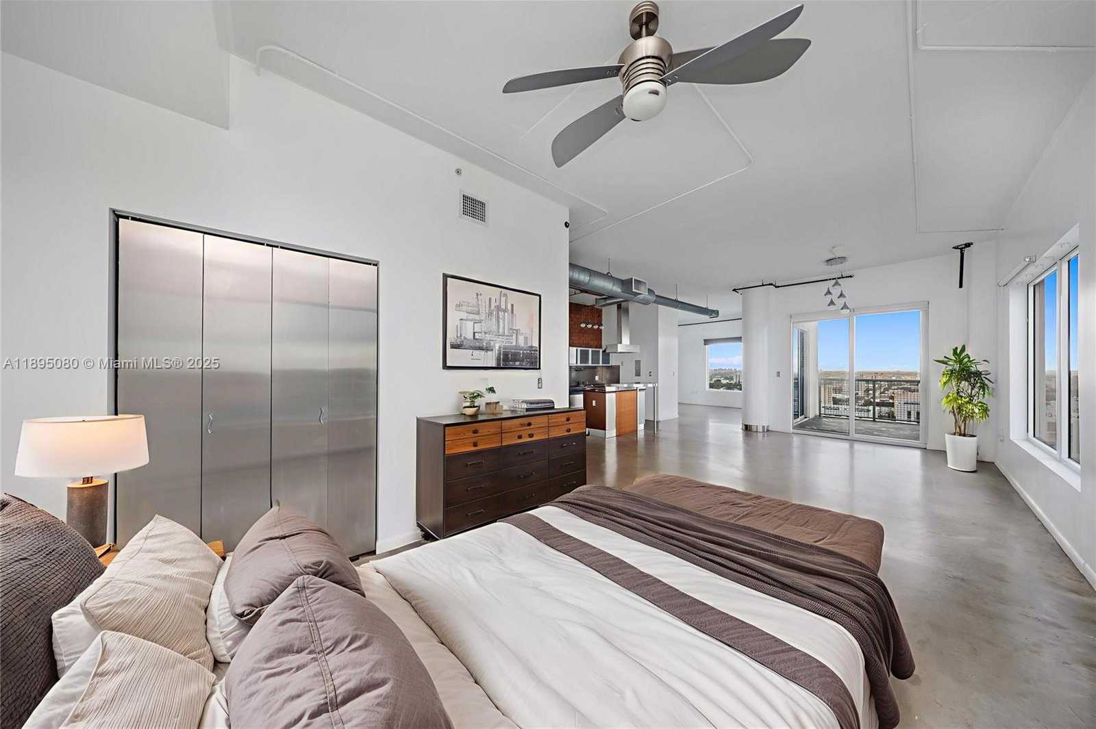 Small Image of 10 SOUTH WEST SOUTH RIVER DR #PHI15, Miami Number 5