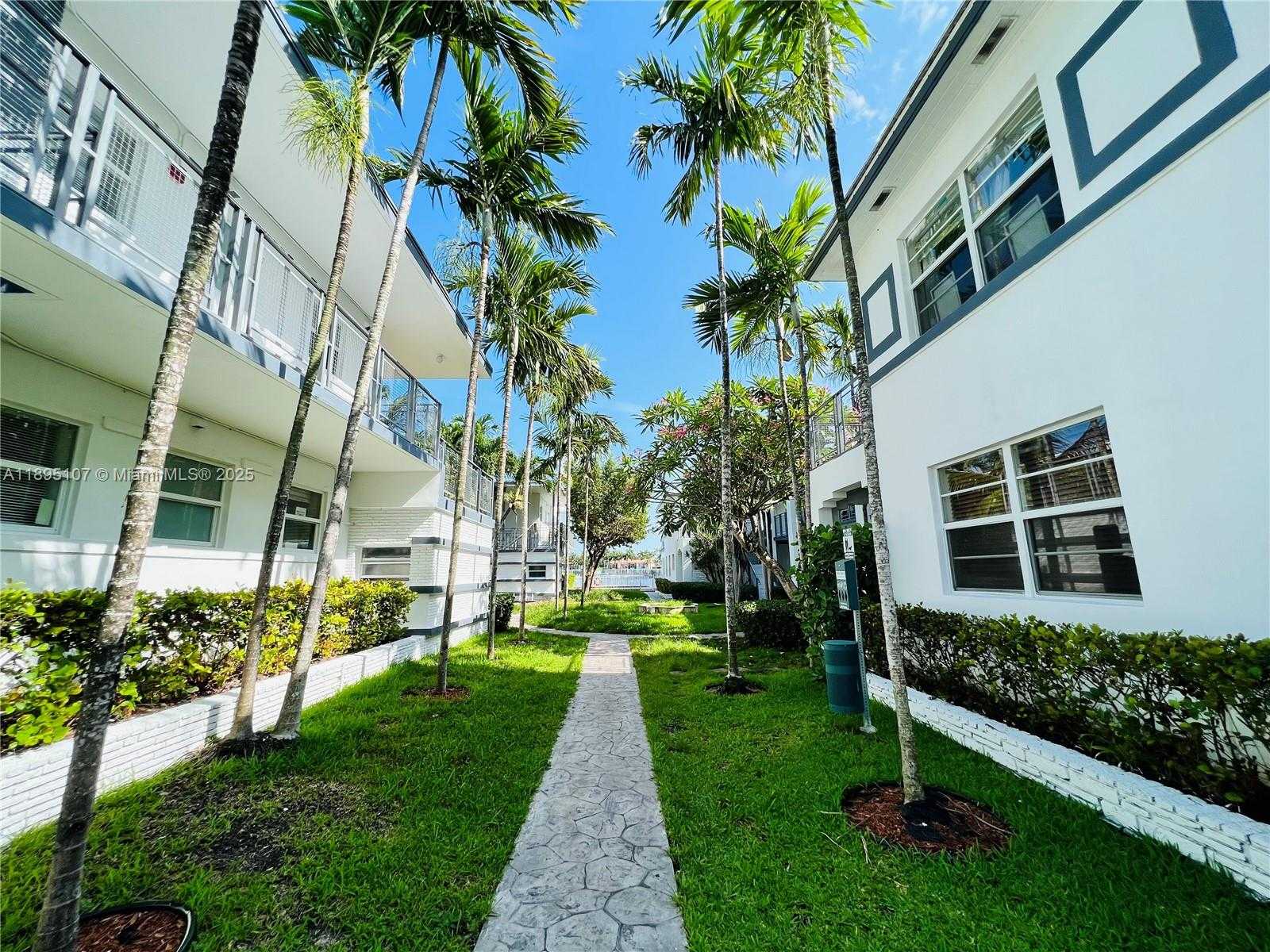 Small Image of 946 BAY DR #5, Miami Beach Number 2