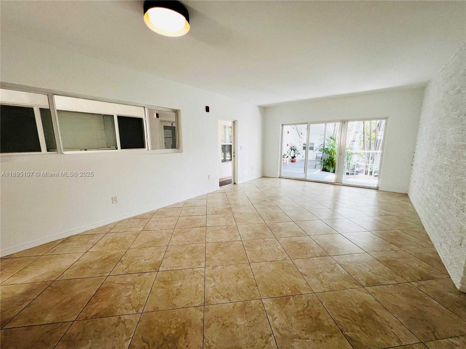 Small Image of 946 BAY DR #5, Miami Beach Number 3