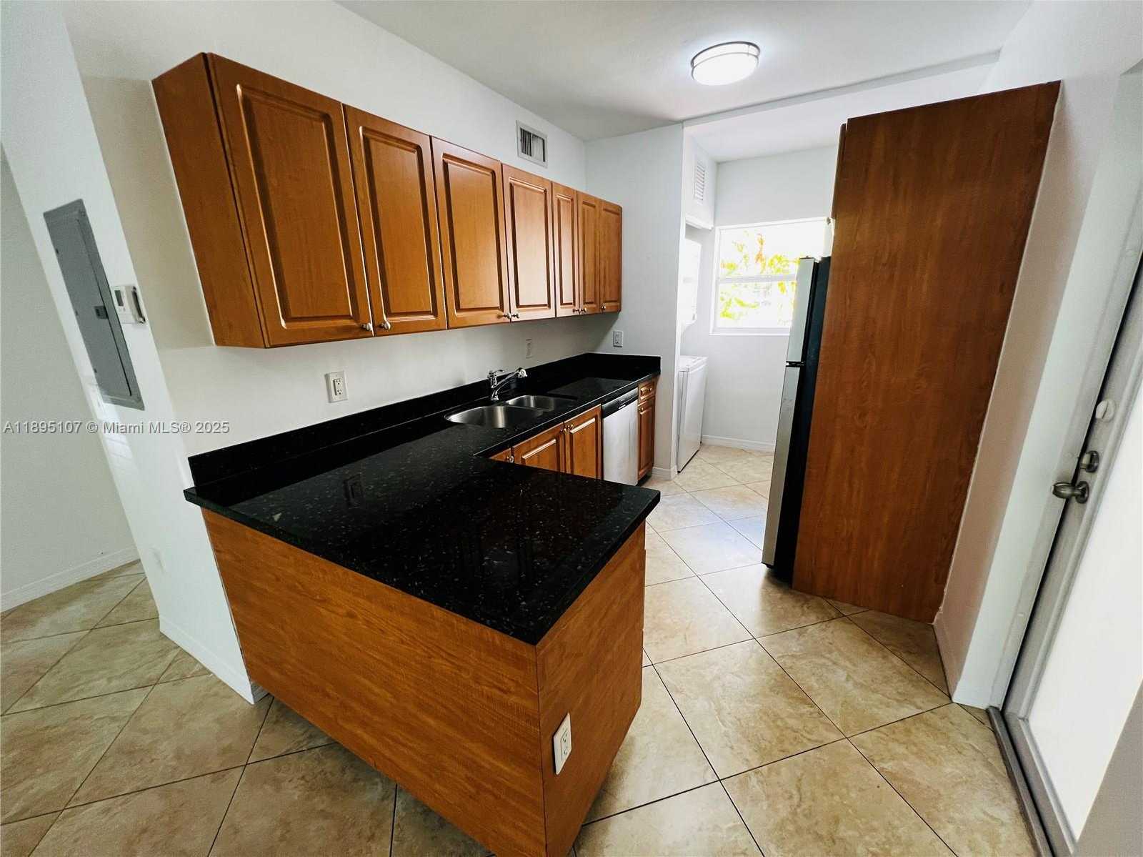 Small Image of 946 BAY DR #5, Miami Beach Number 5