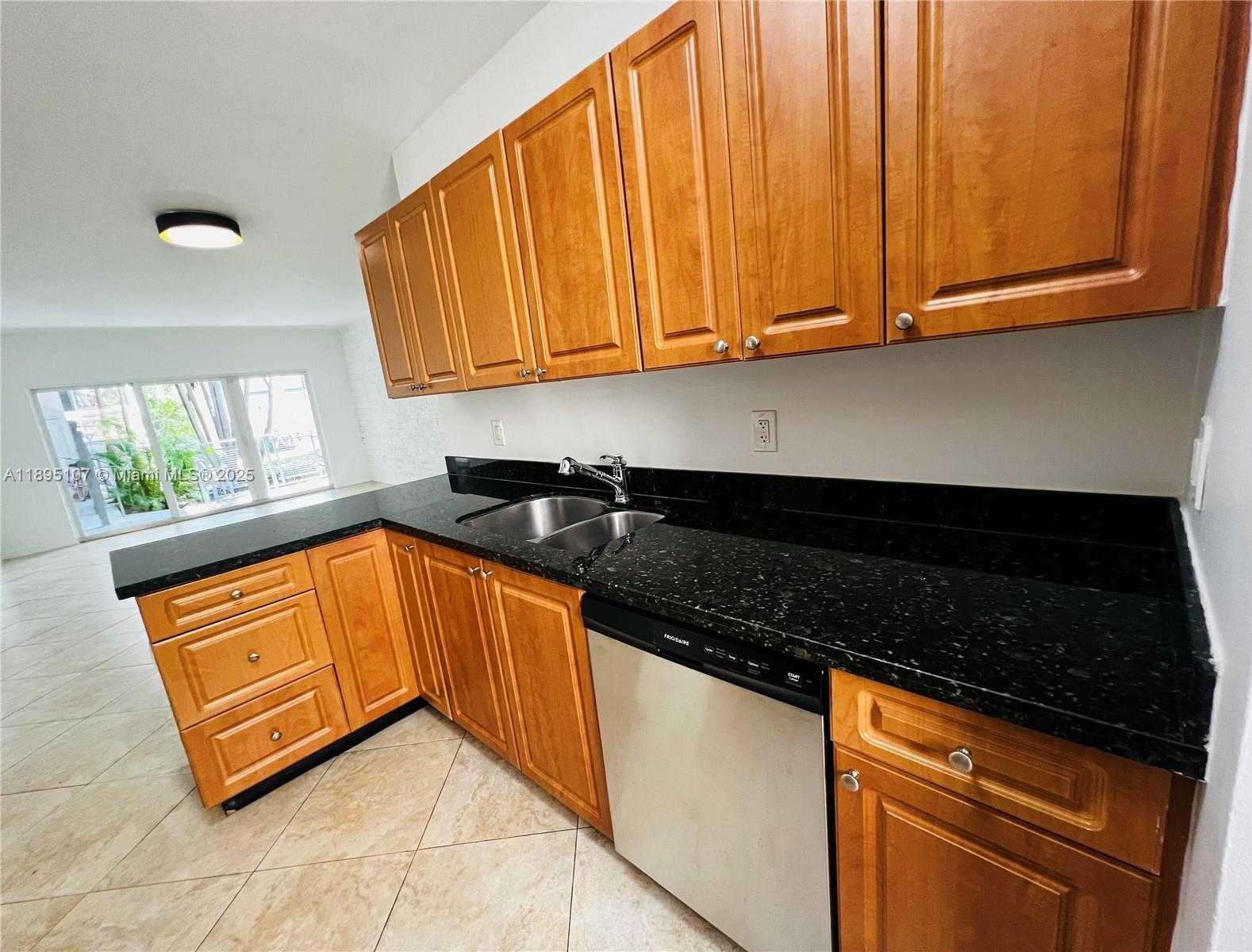 Small Image of 946 BAY DR #5, Miami Beach Number 7
