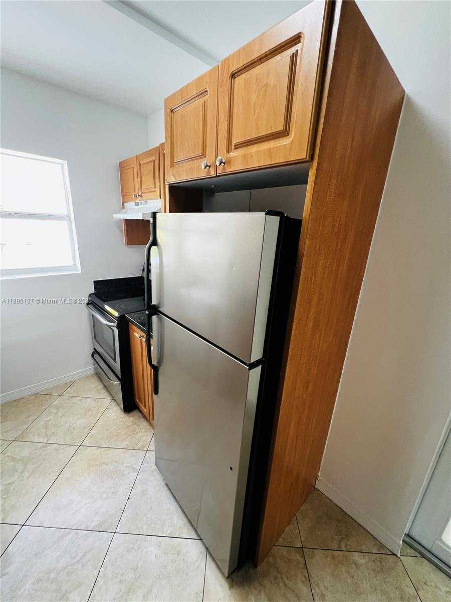 Small Image of 946 BAY DR #5, Miami Beach Number 8