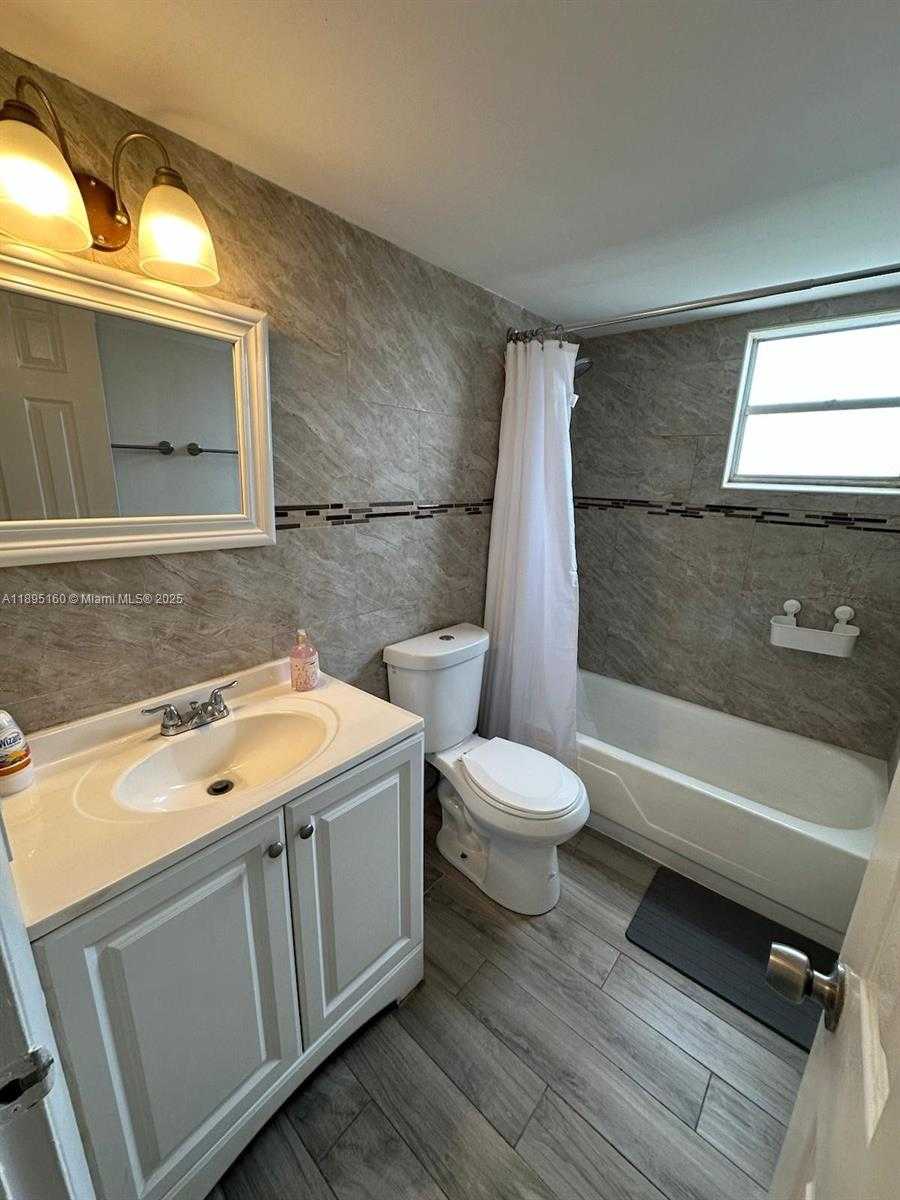 Small Image of 2008 JACKSON ST #D3, Hollywood Number 11