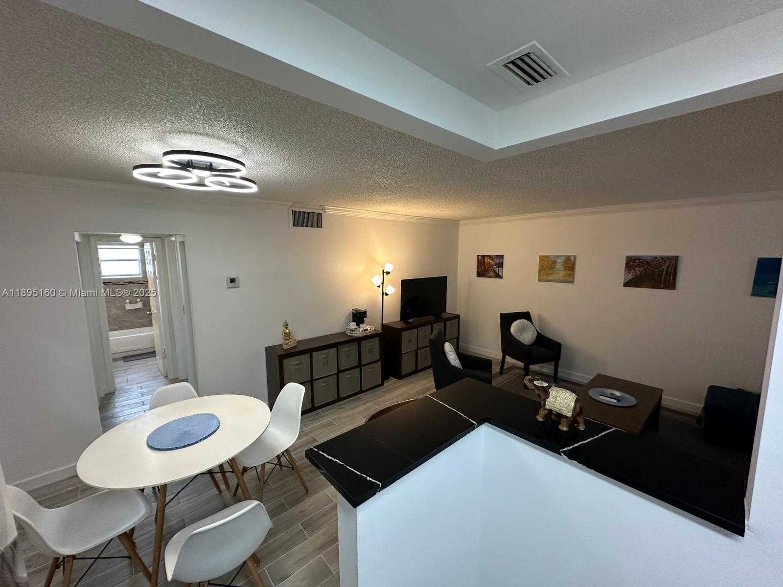 Small Image of 2008 JACKSON ST #D3, Hollywood Number 4