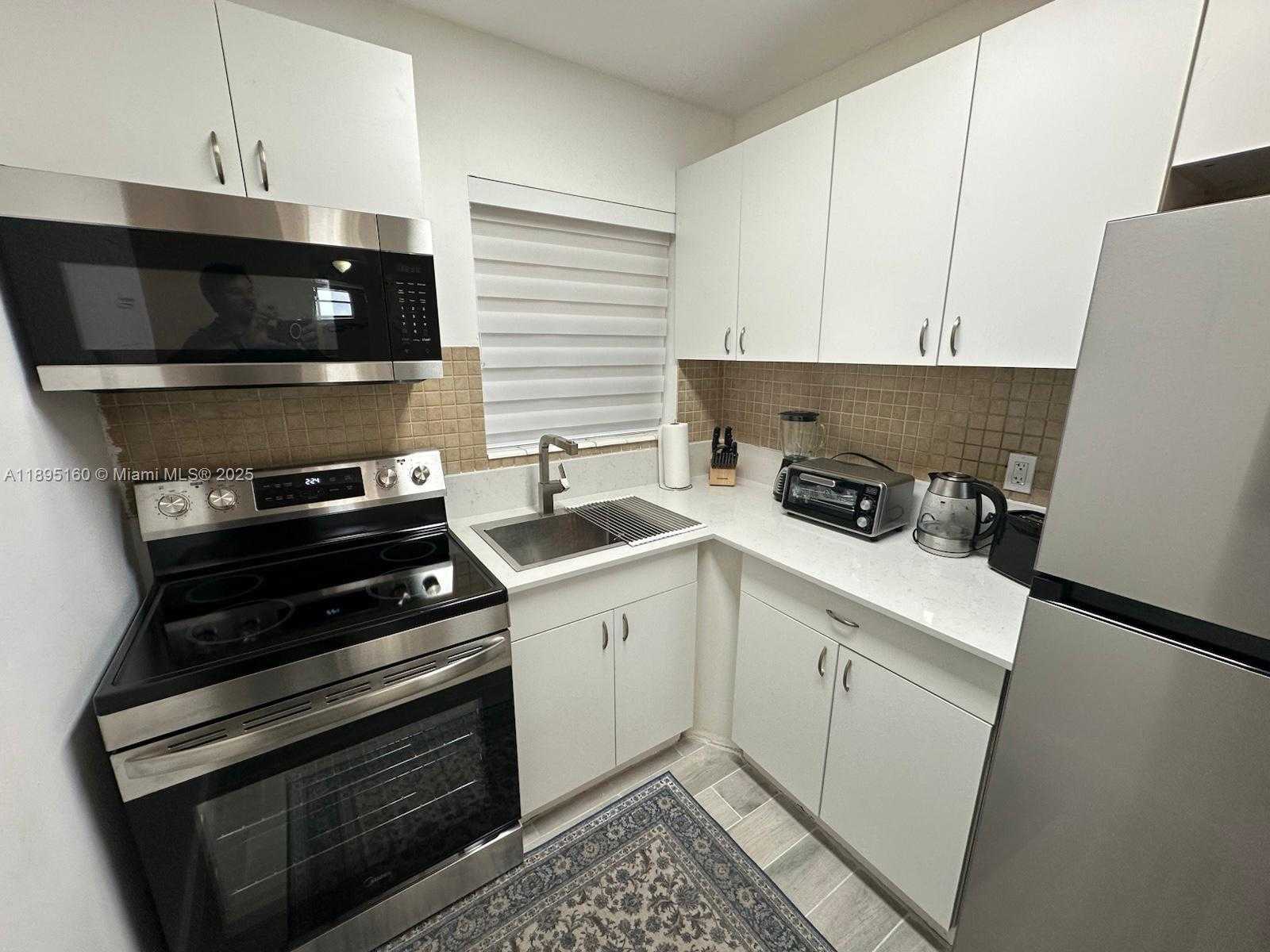 Small Image of 2008 JACKSON ST #D3, Hollywood Number 6