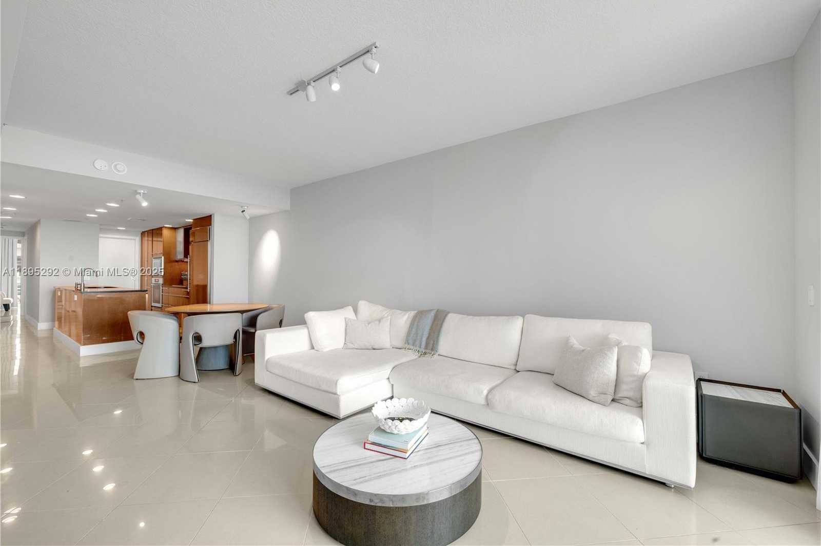 Small Image of 3801 COLLINS AVE #704, Miami Beach Number 4
