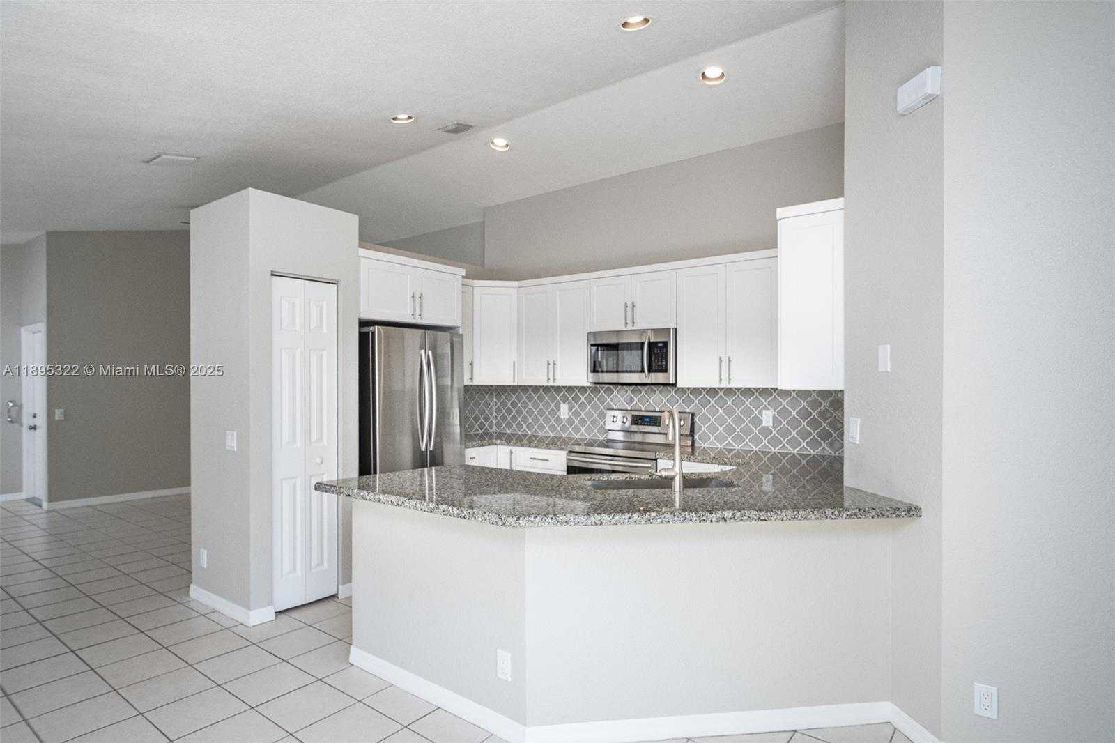 Small Image of 1524 CANARY ISLAND DR #1524, Weston Number 7