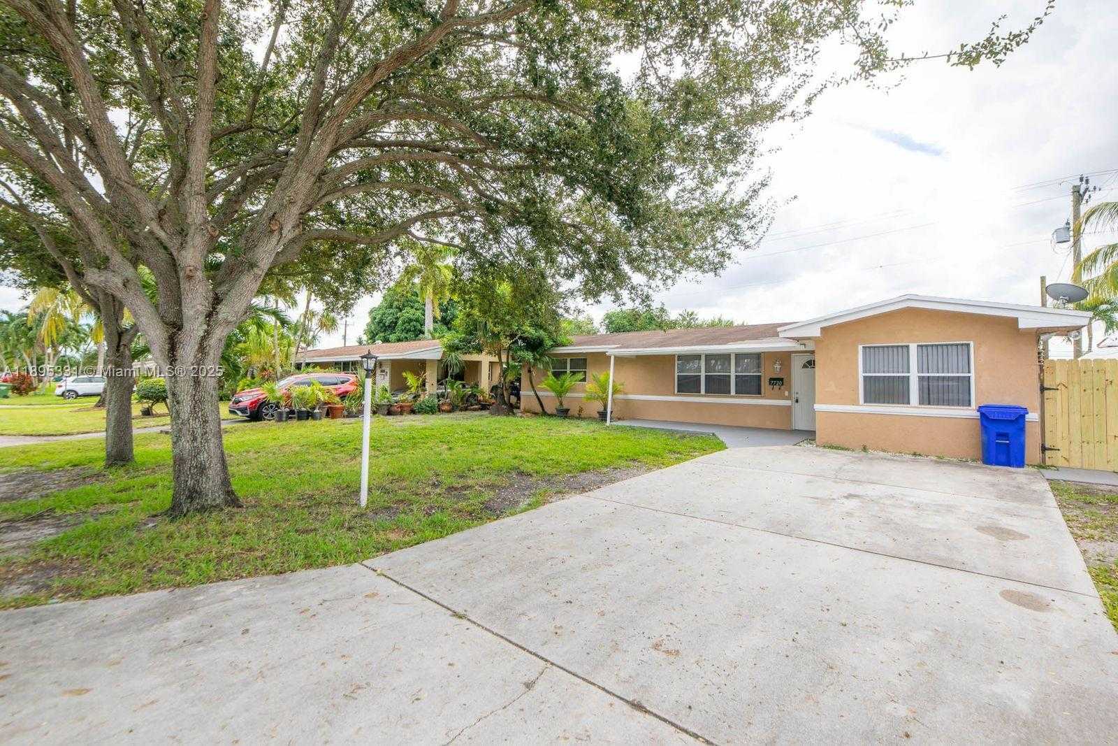 Small Image of 7720 NORTH WEST 15TH ST, Pembroke Pines Number 2