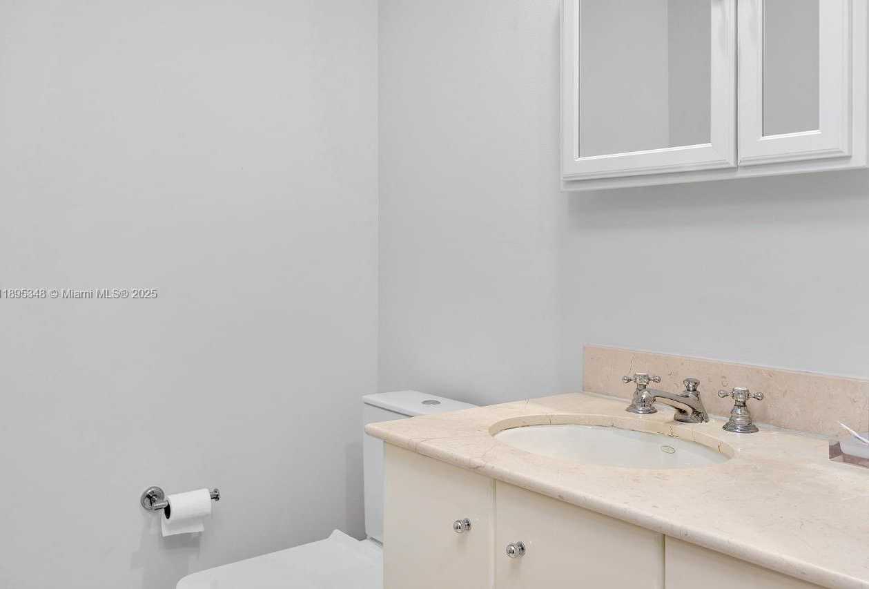 Small Image of 100 SOUTH POINTE DR #2208, Miami Beach Number 23