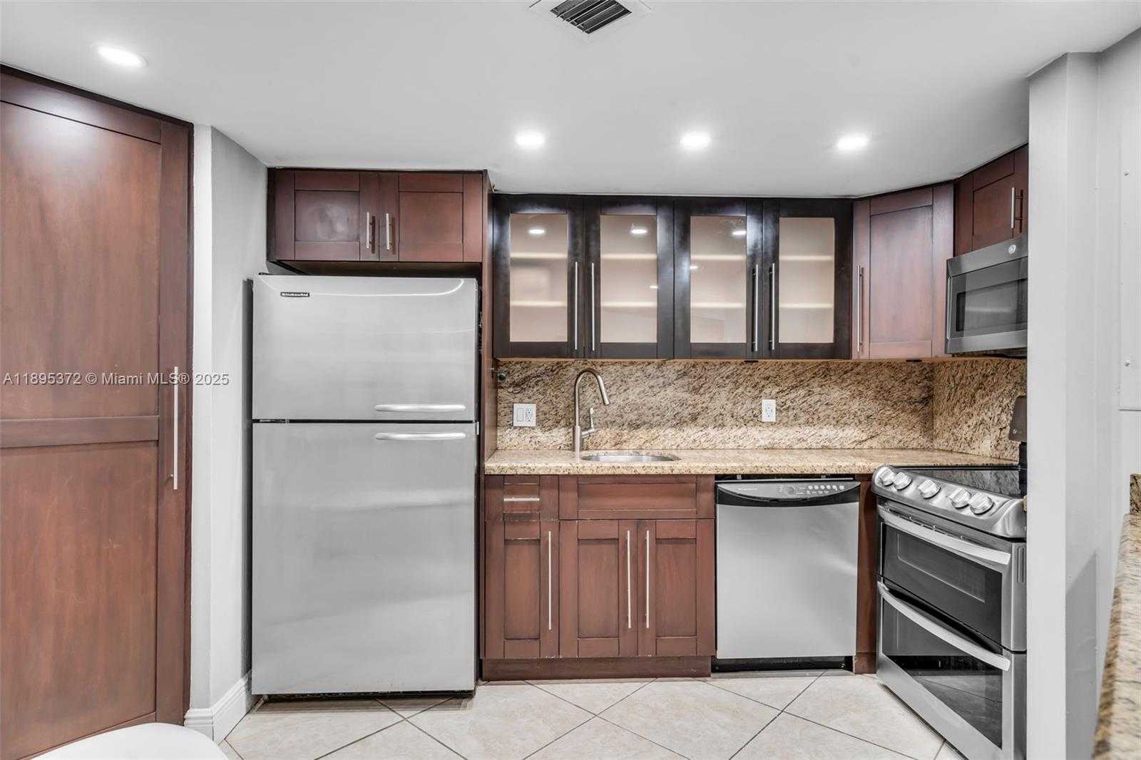 Small Image of 999 BRICKELL BAY DR #1005, Miami Number 12