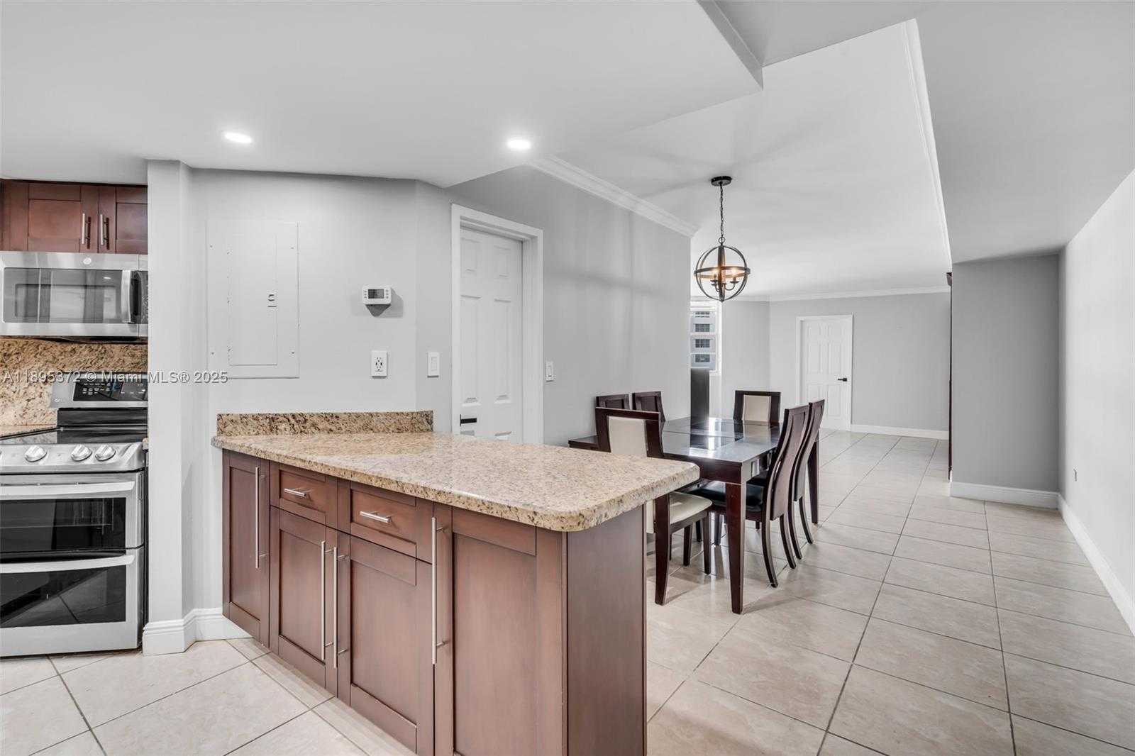 Small Image of 999 BRICKELL BAY DR #1005, Miami Number 4