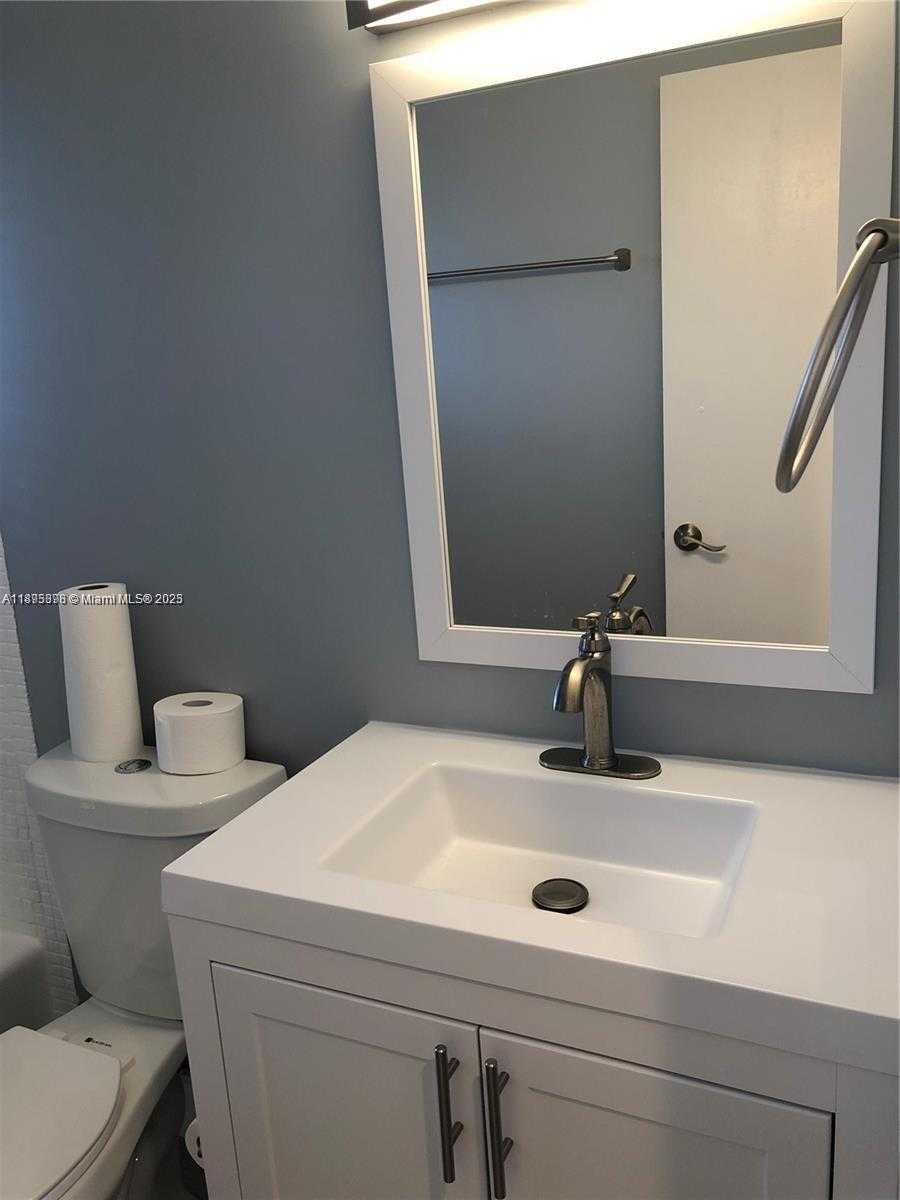 Small Image of 2200 PARK LN #209, Hollywood Number 3