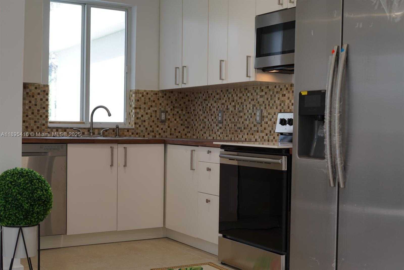 Small Image of 1450 NORTH EAST 147TH ST, Miami Number 3