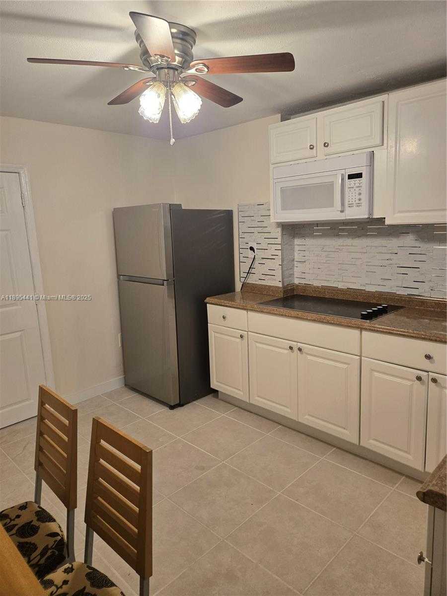 Small Image of 5712 HOLLYWOOD BLVD #1, Hollywood Number 3