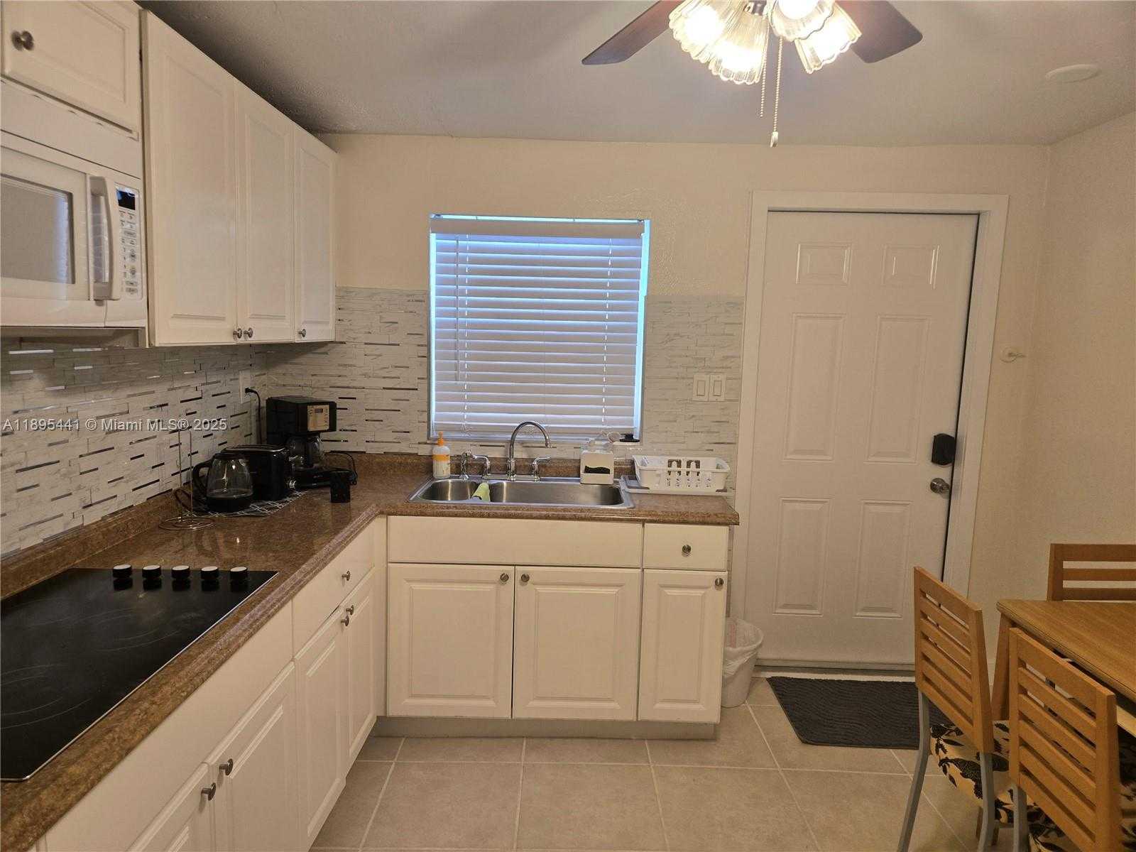 Small Image of 5712 HOLLYWOOD BLVD #1, Hollywood Number 4