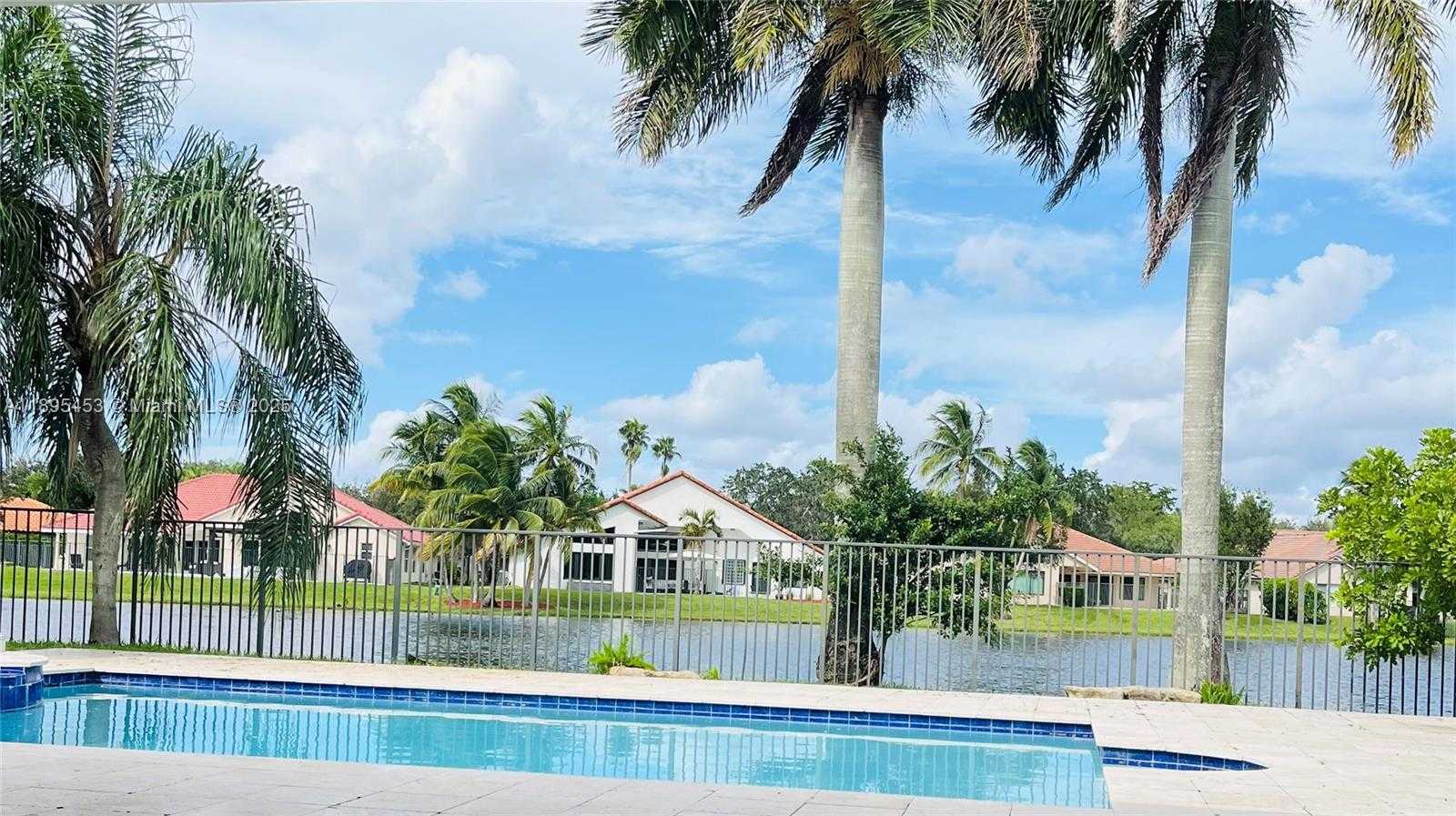 Small Image of 1243 SOUTH MANOR DR S, Weston Number 2