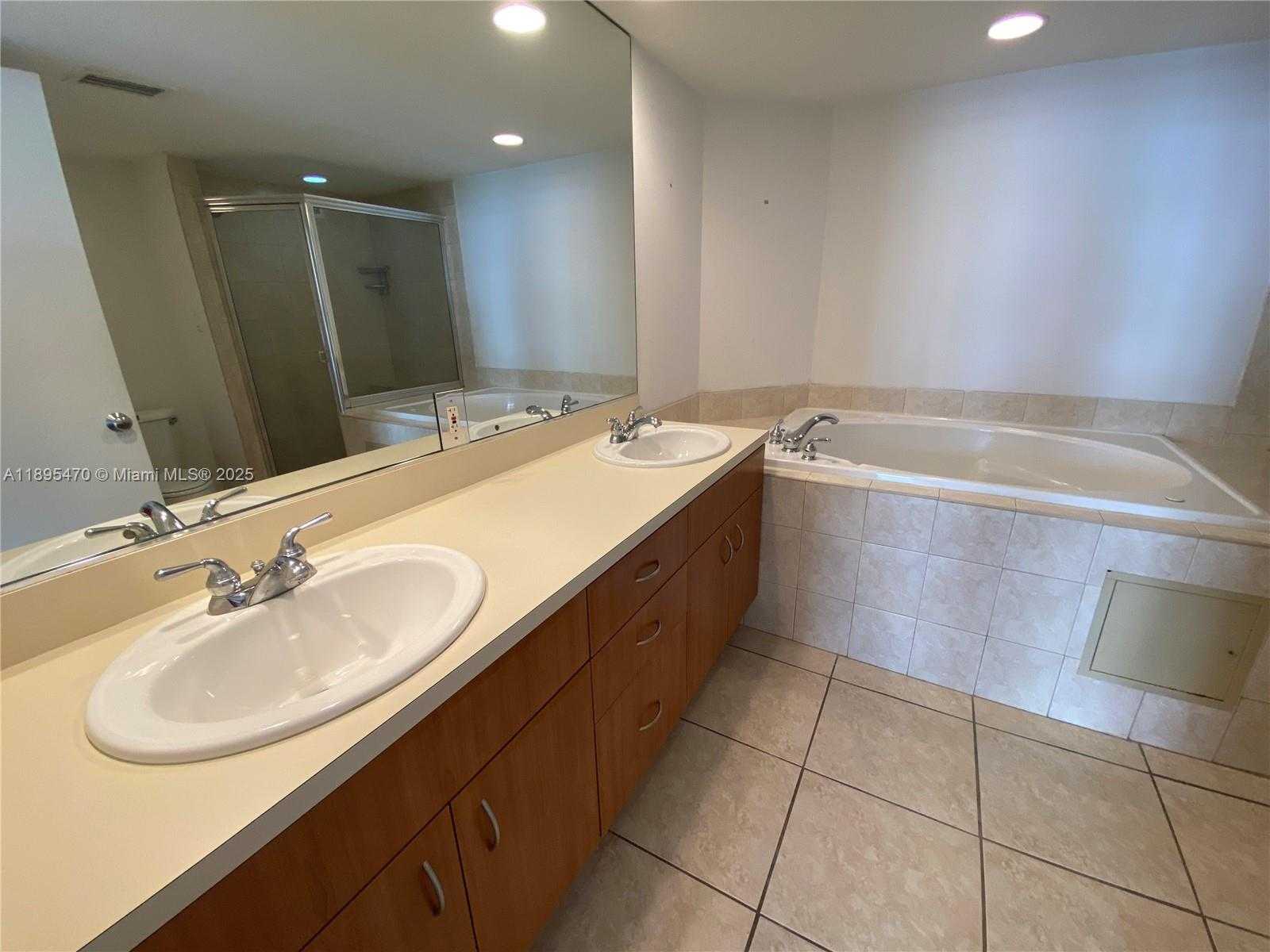 Small Image of 5600 COLLINS AVE #4E, Miami Beach Number 14