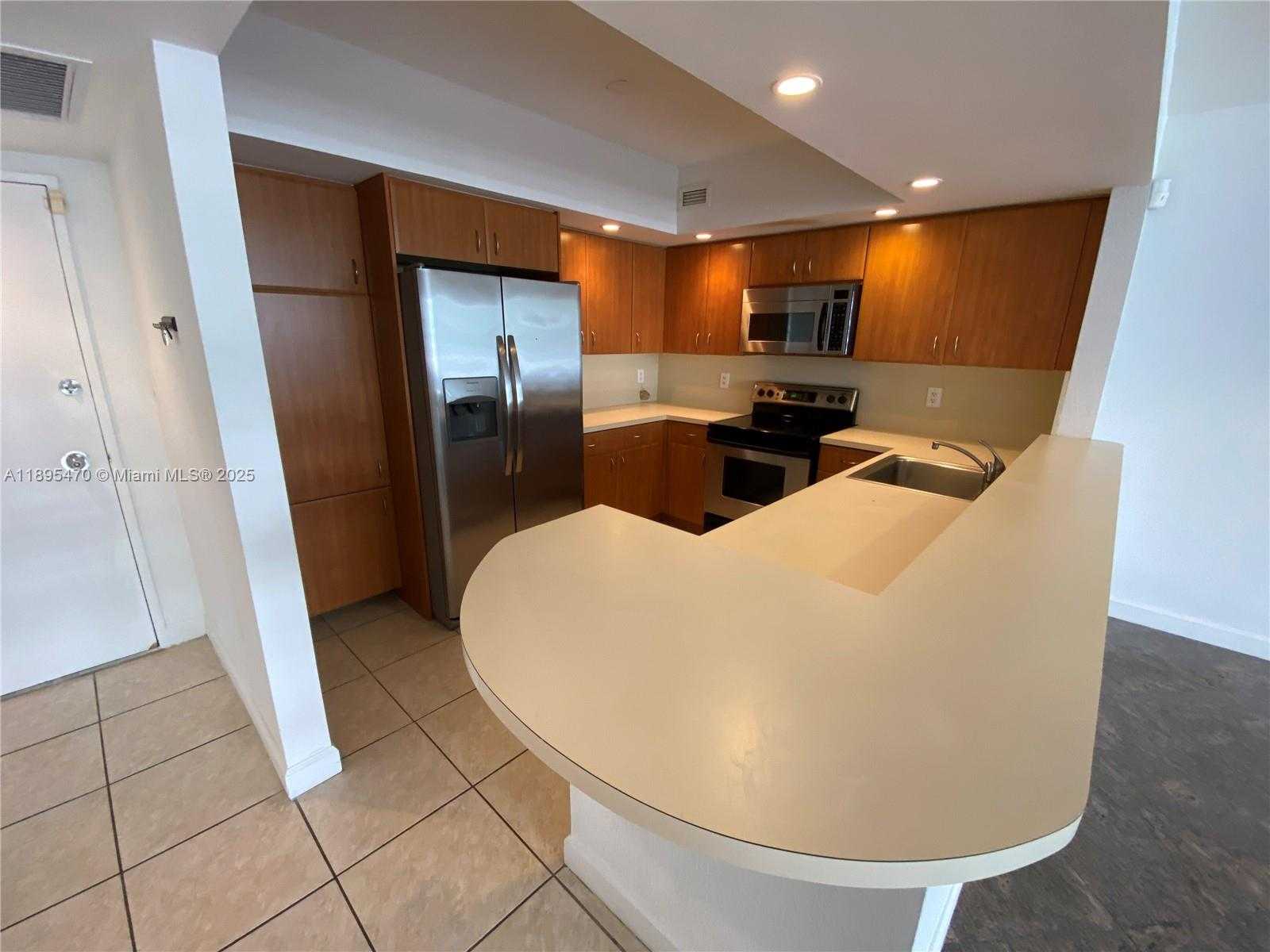 Small Image of 5600 COLLINS AVE #4E, Miami Beach Number 2