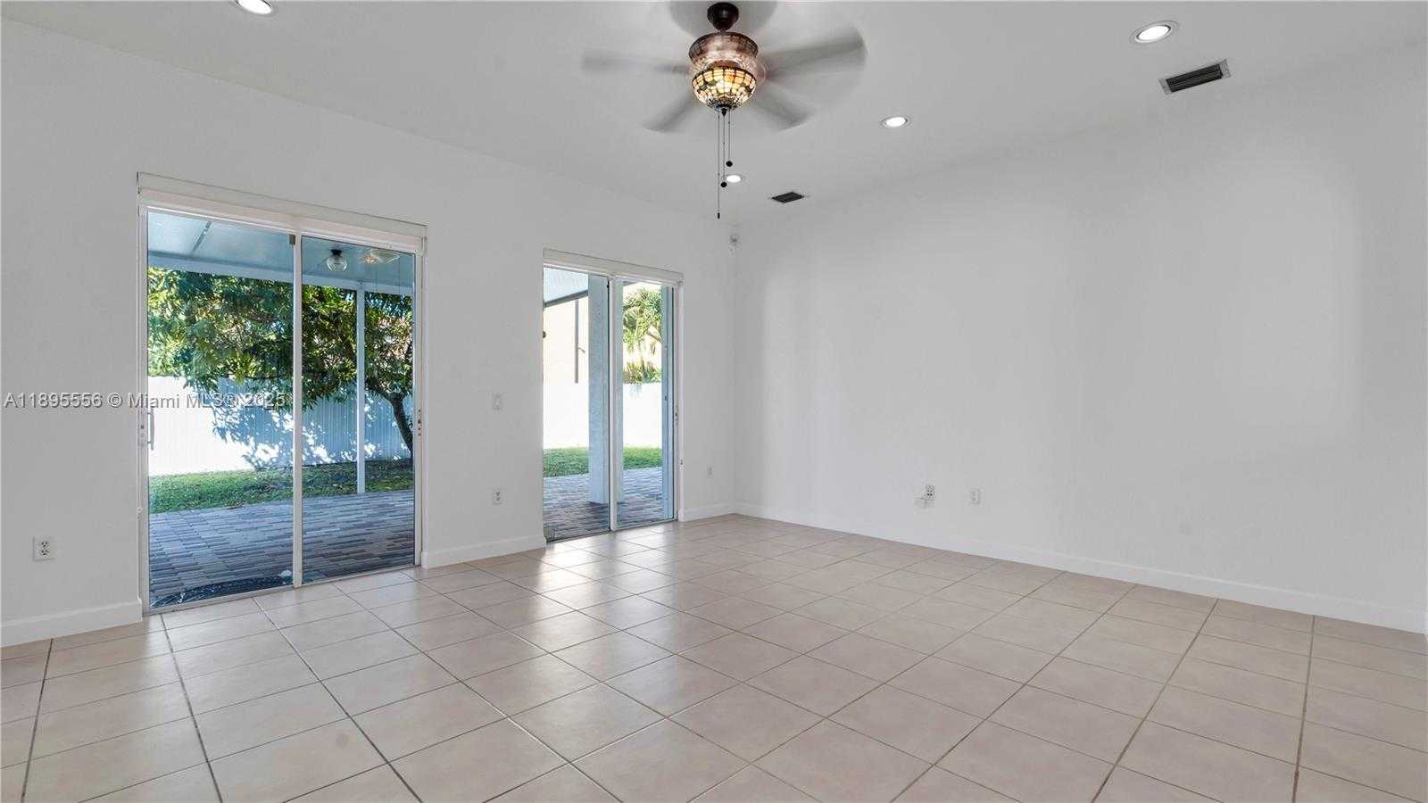 Small Image of 17994 NORTH WEST 87TH PL, Hialeah Number 11