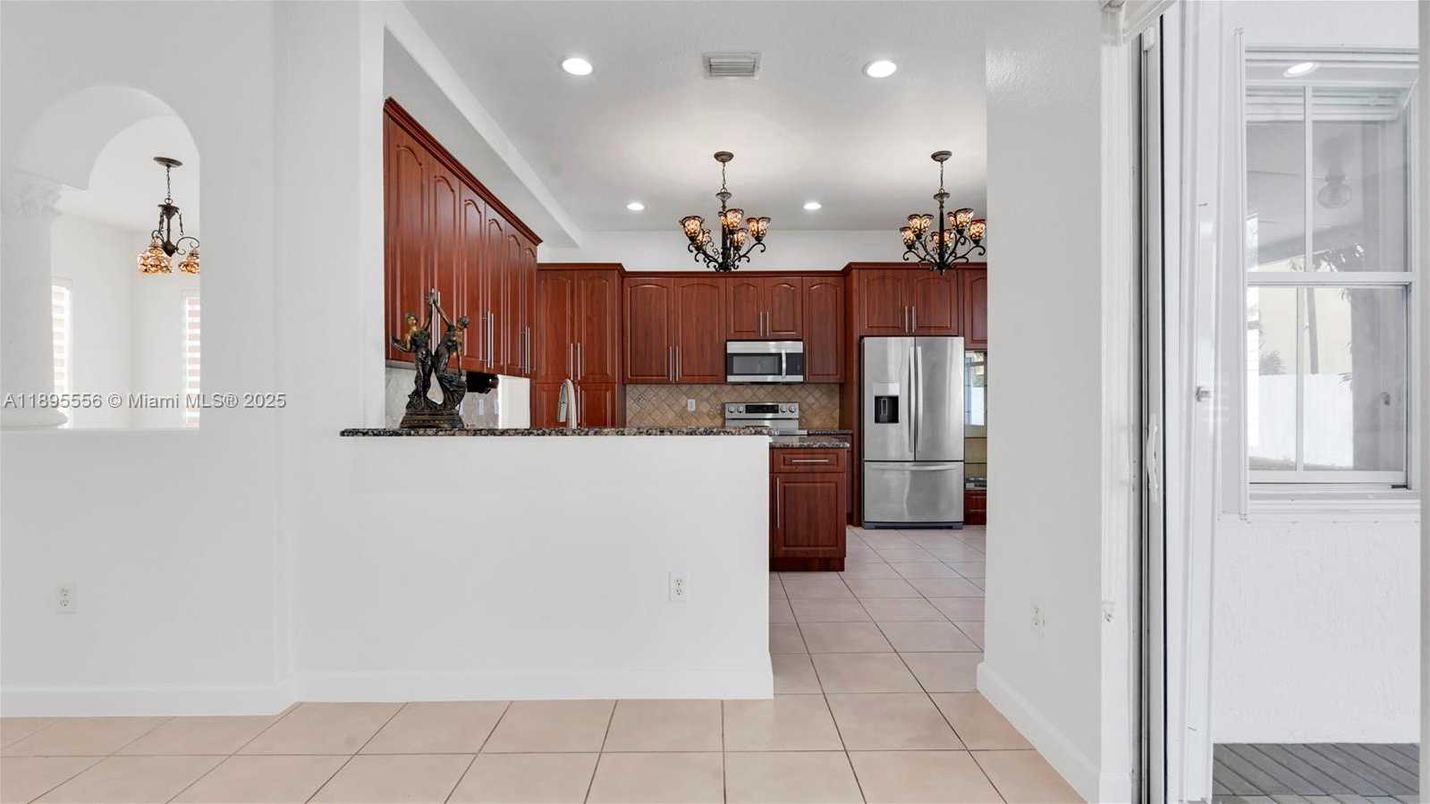 Small Image of 17994 NORTH WEST 87TH PL, Hialeah Number 14