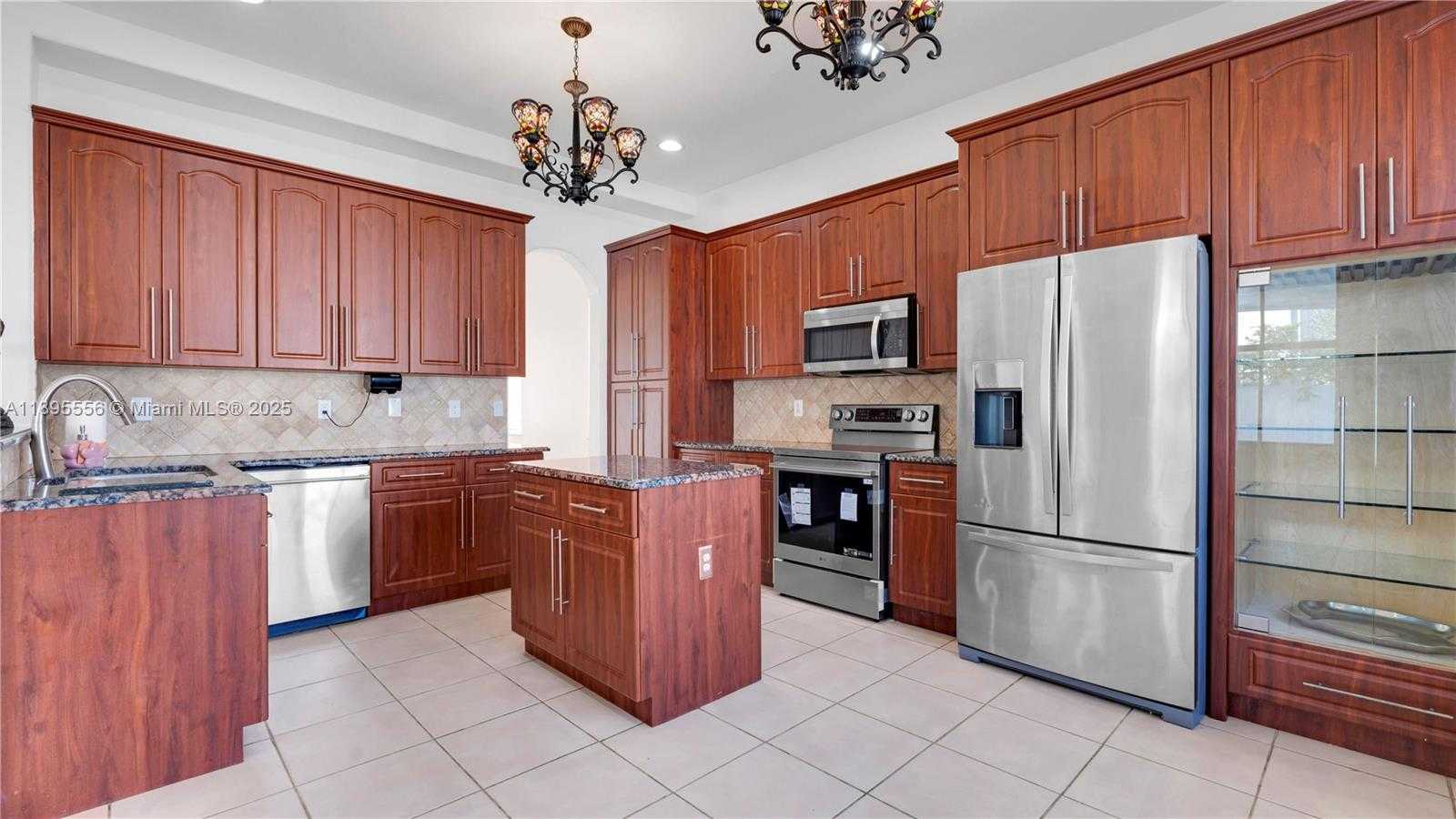 Small Image of 17994 NORTH WEST 87TH PL, Hialeah Number 15