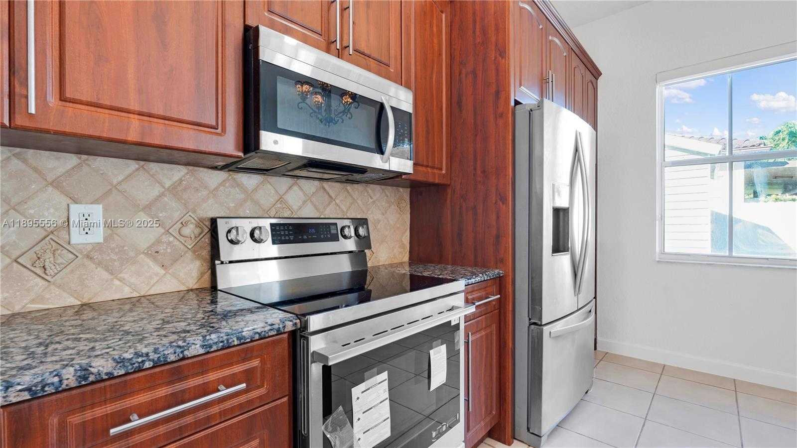 Small Image of 17994 NORTH WEST 87TH PL, Hialeah Number 16