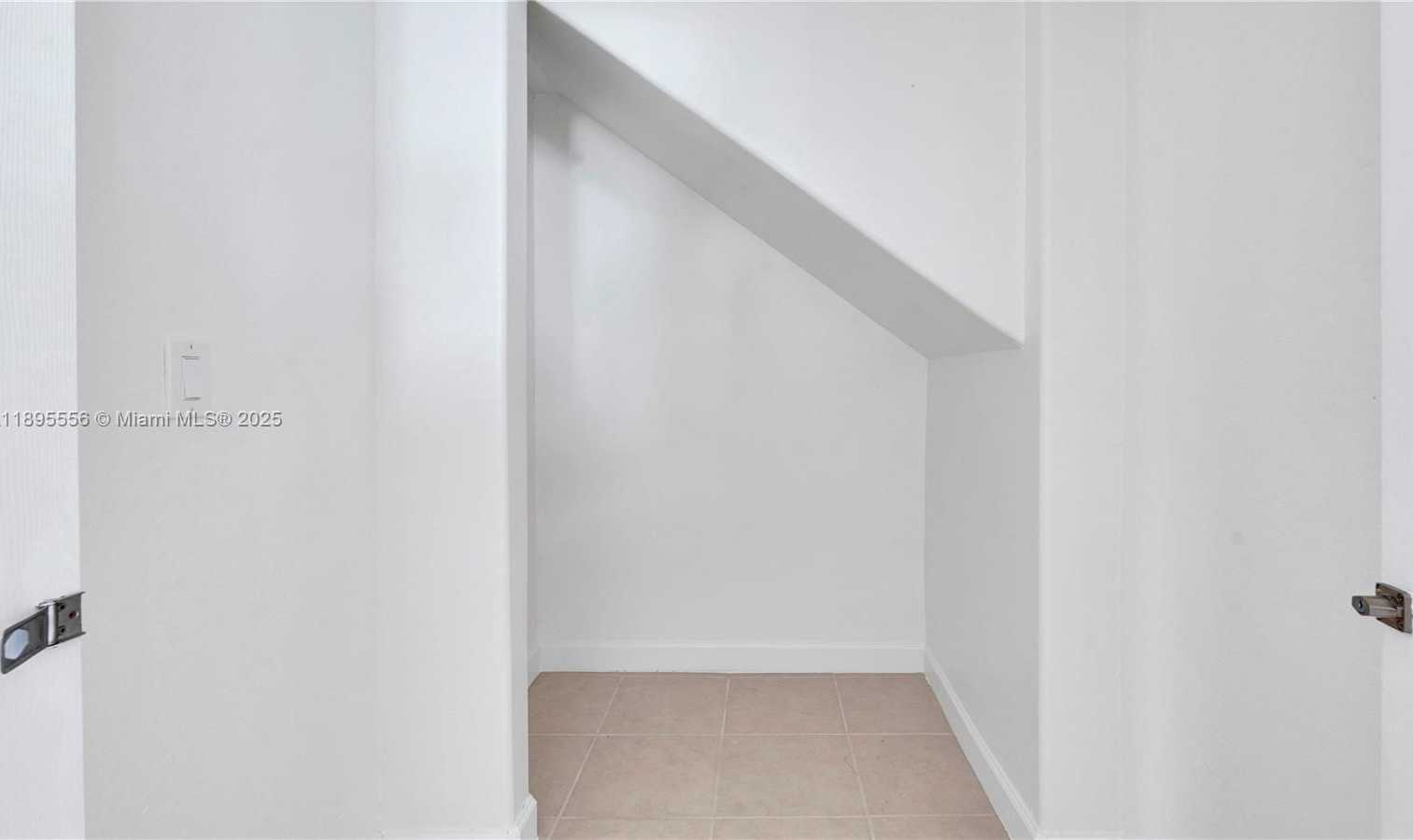 Small Image of 17994 NORTH WEST 87TH PL, Hialeah Number 21
